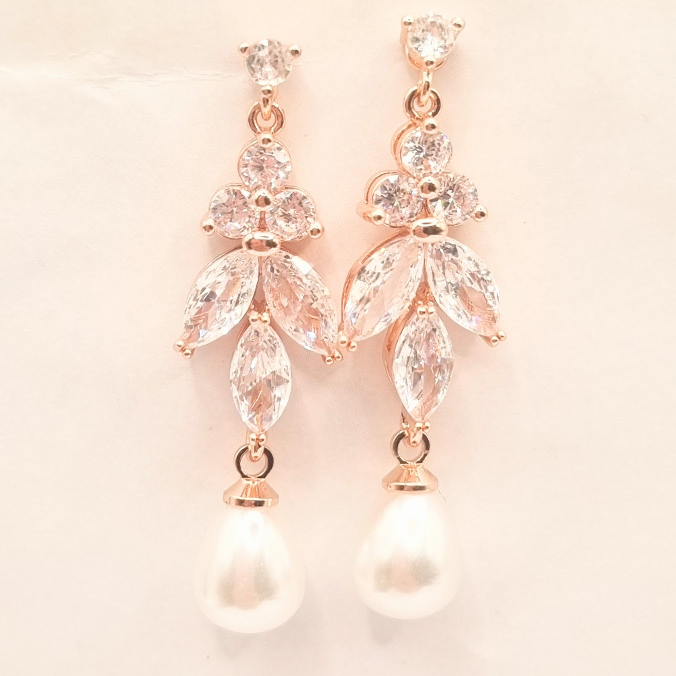 AR1008 Aretes Rosa largos perla