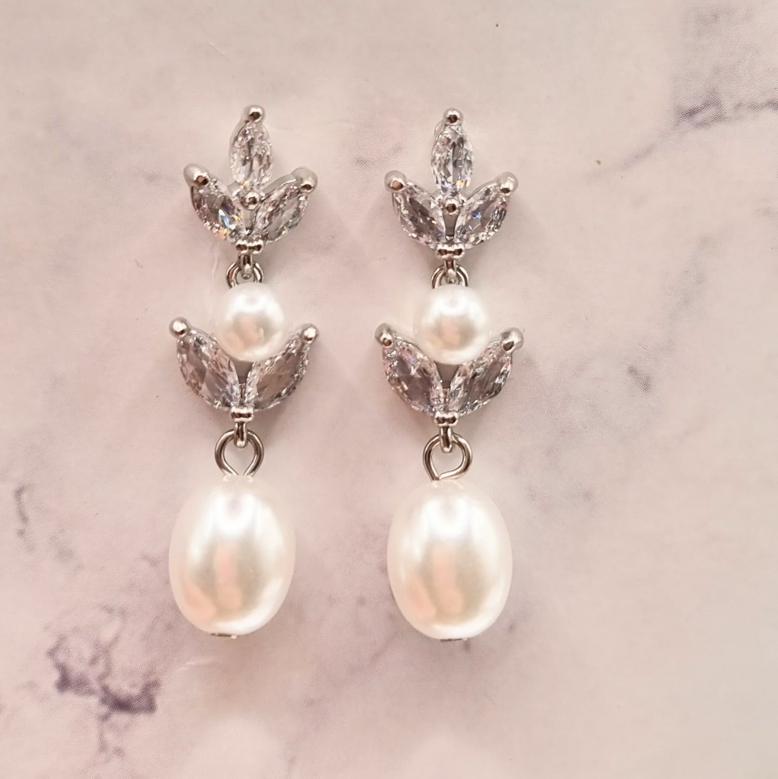 AP700 Aretes plateados dos perlas