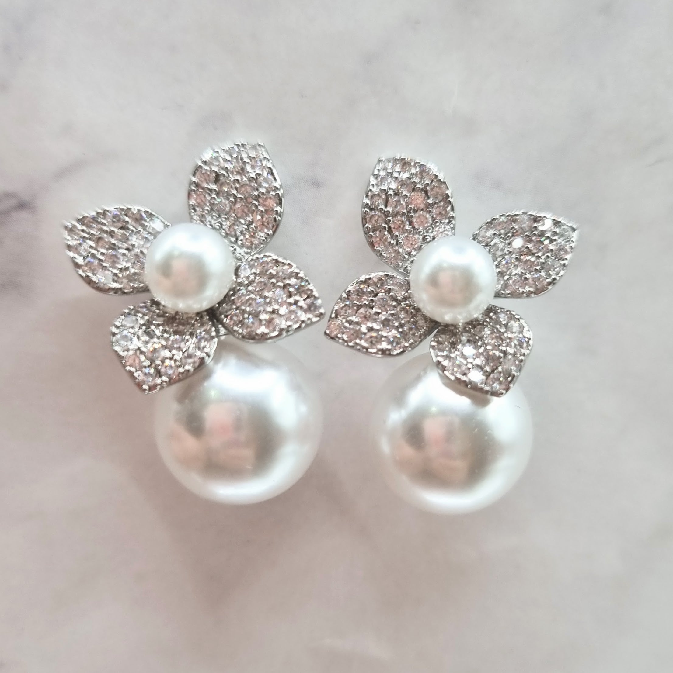 AP1004 ARETES PLATEADOS FLOR PERLA