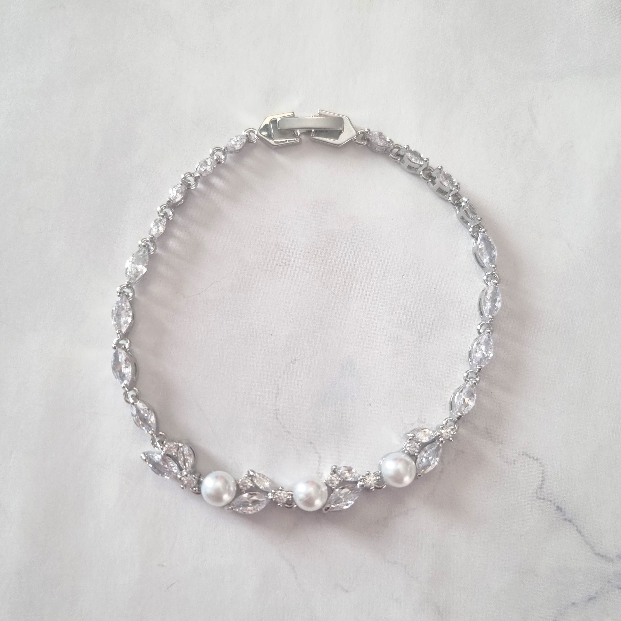 PP120 PULSERA PLATEADA MARQ CON 3 PERLAS 18 CM