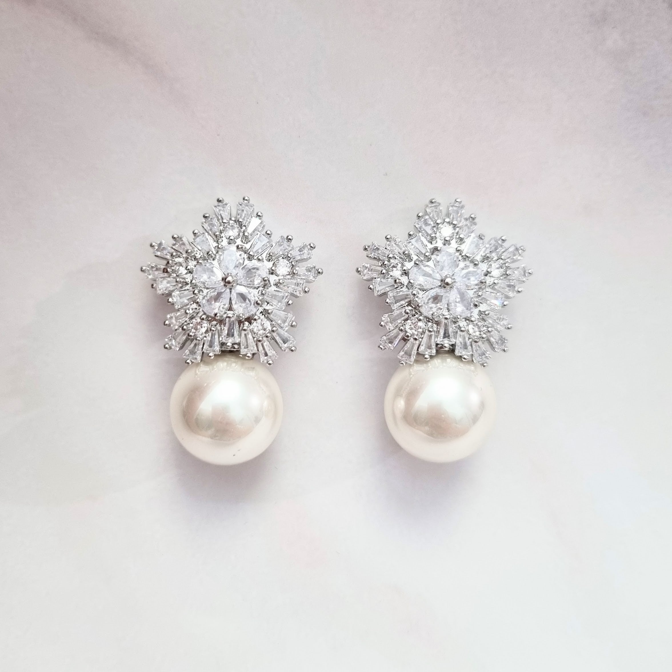 AP211 Aretes Plateados Estrella con Perla