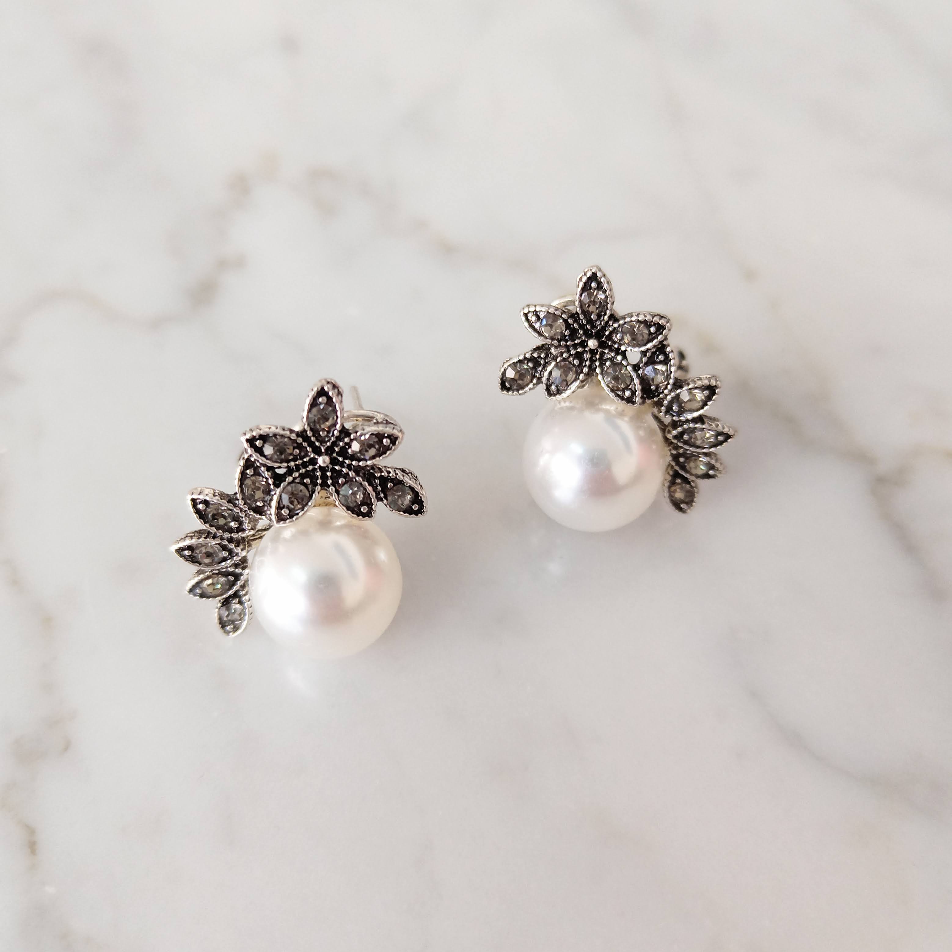 AP933 ARETES PLATA VIEJO LADO CON PERLA
