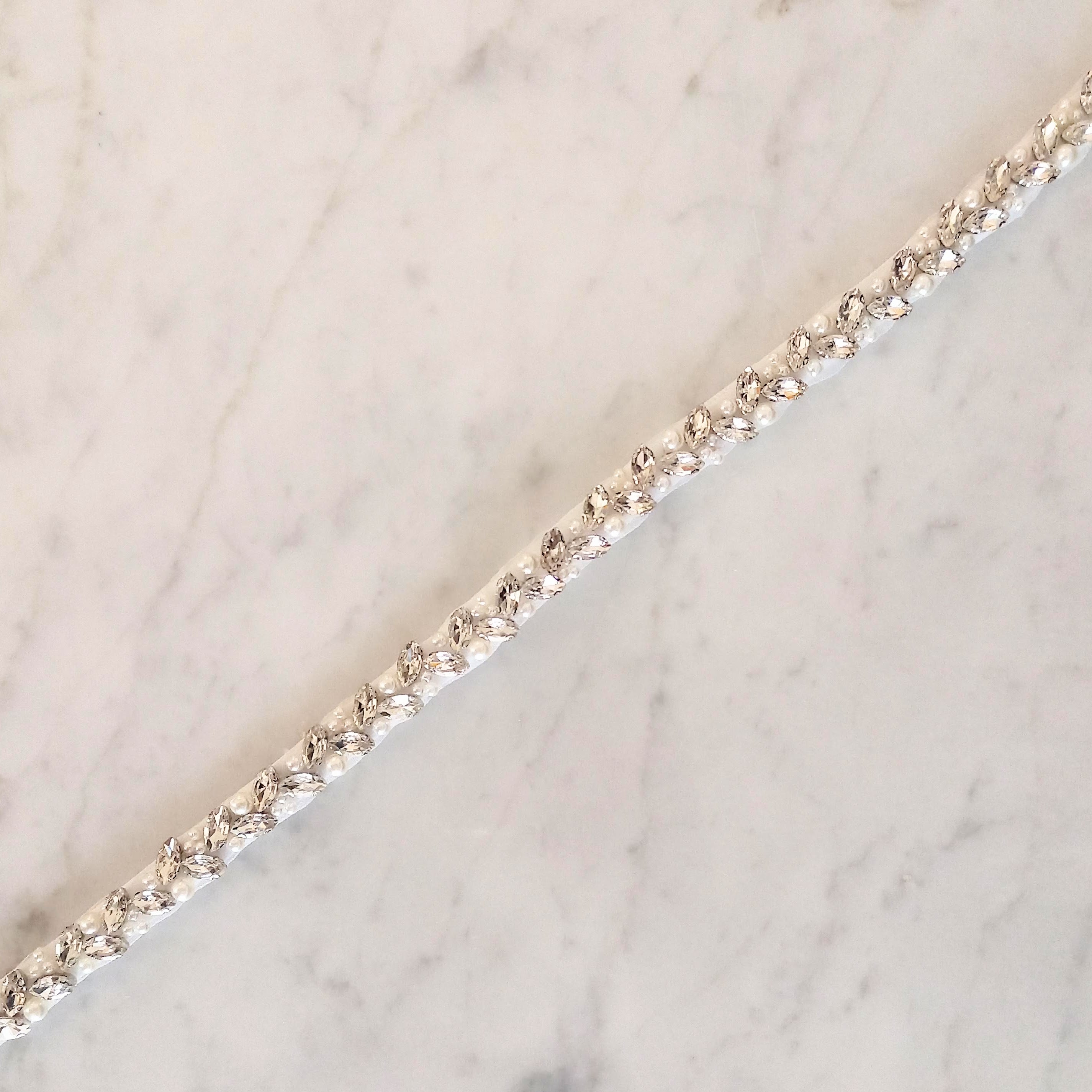CPB225 CINTO PLATEADO BLANCO TIRA TUPIDO MINI CON PERLAS