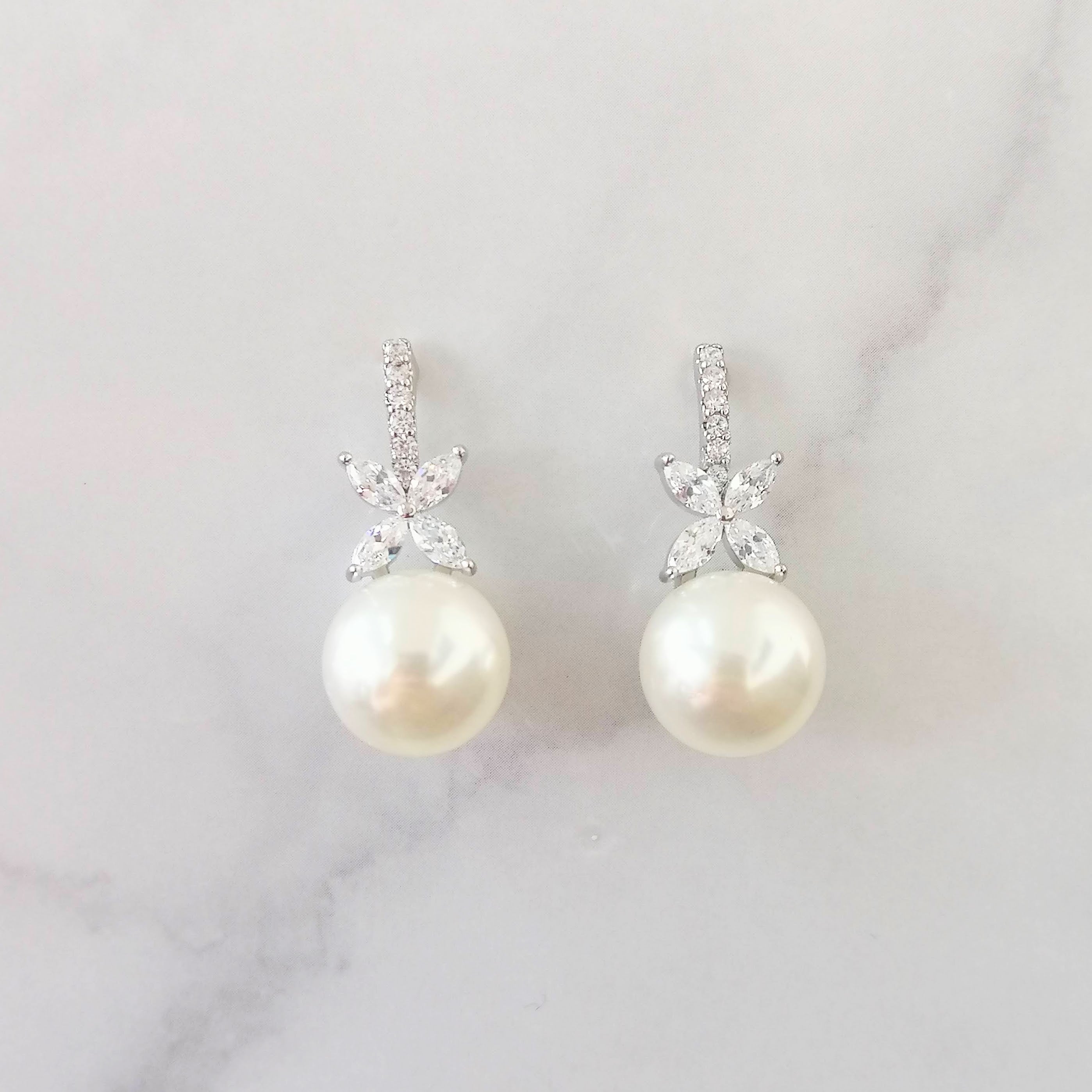 AP917 ARETES PLATEADOS PERLA CRUZ Y PAL