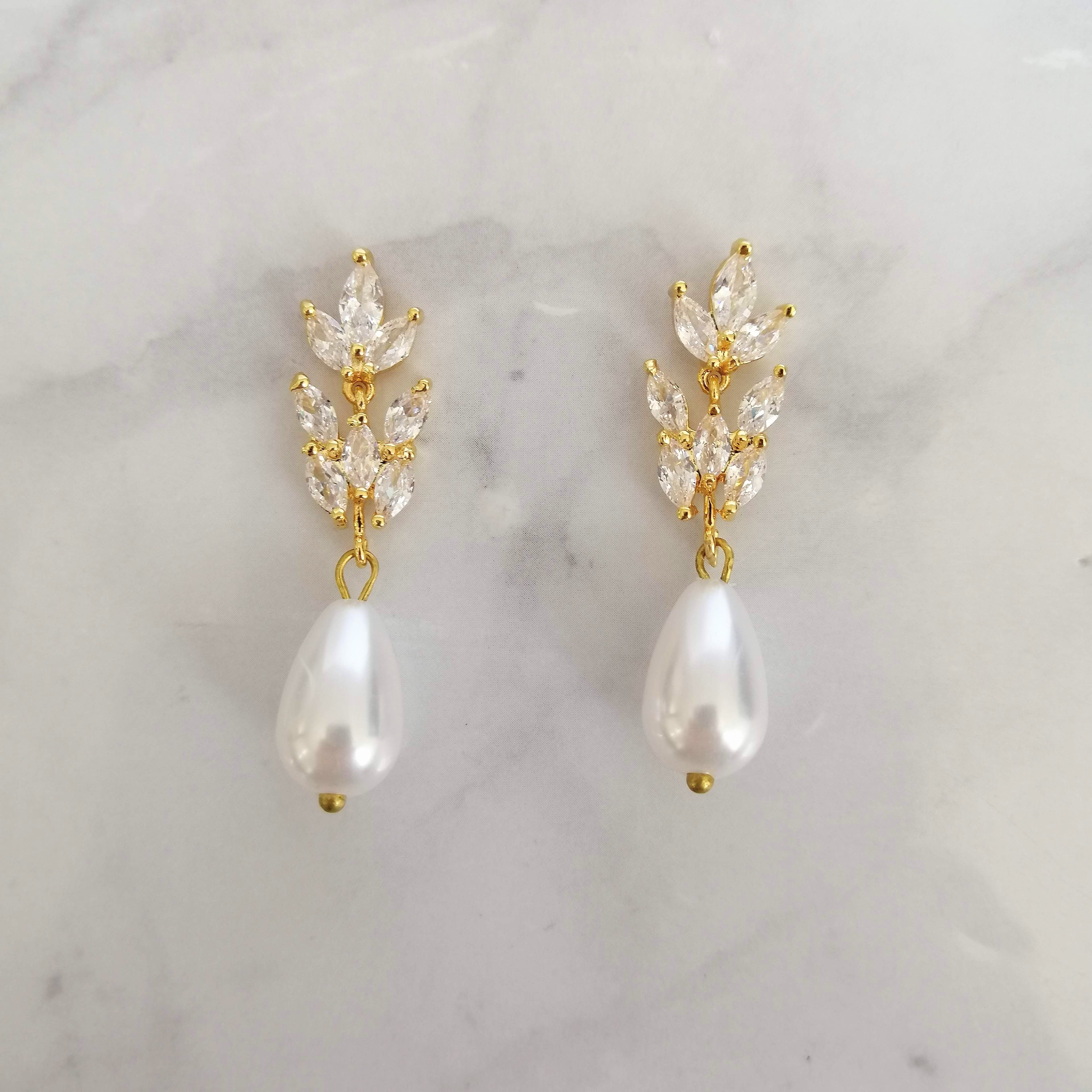 AD830 ARETES DORADOS HOJITAS Y PERLA