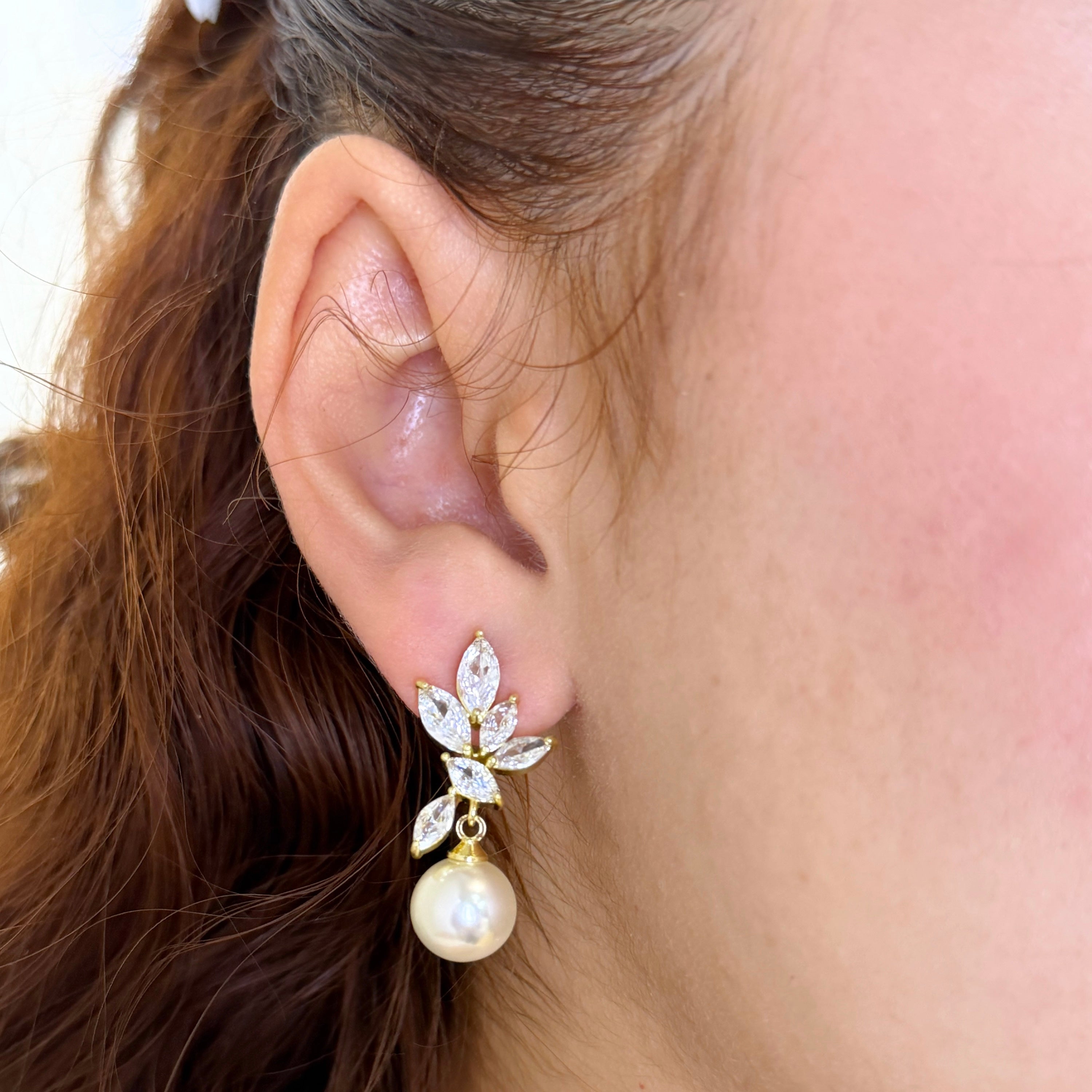 AP986 ARETES DORADOS MARQ LADO Y PERLA