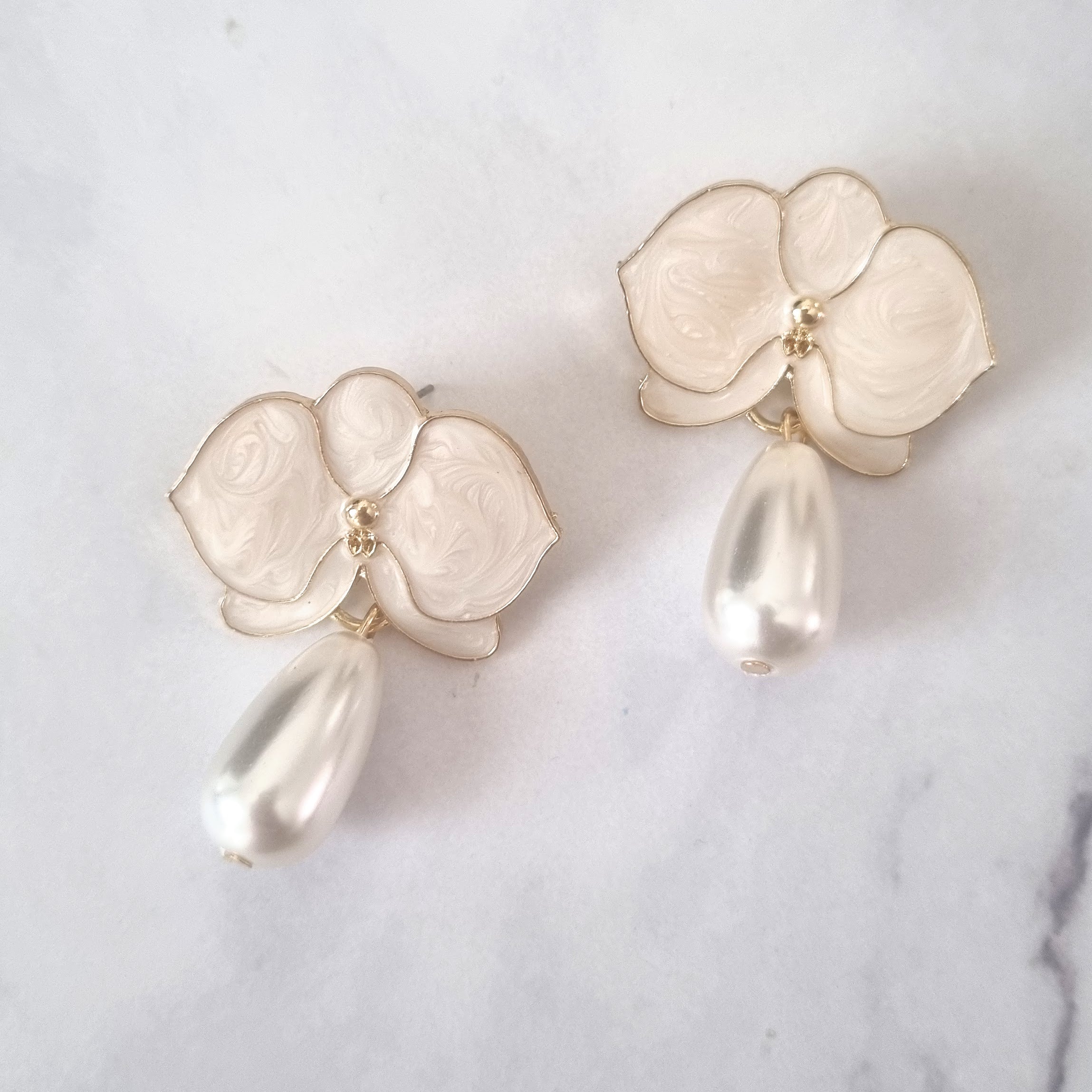AD220 ARETES DORADOS ORQUIDEA CON PERLA