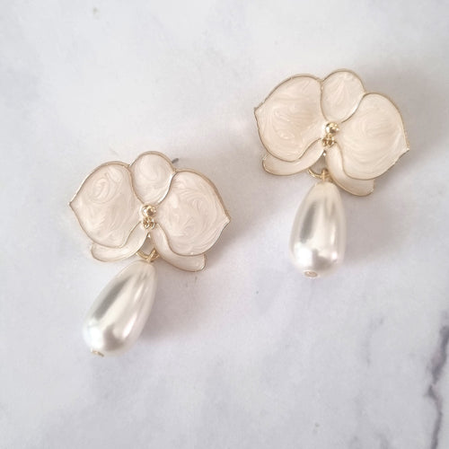 AD220 ARETES DORADOS ORQUIDEA CON PERLA