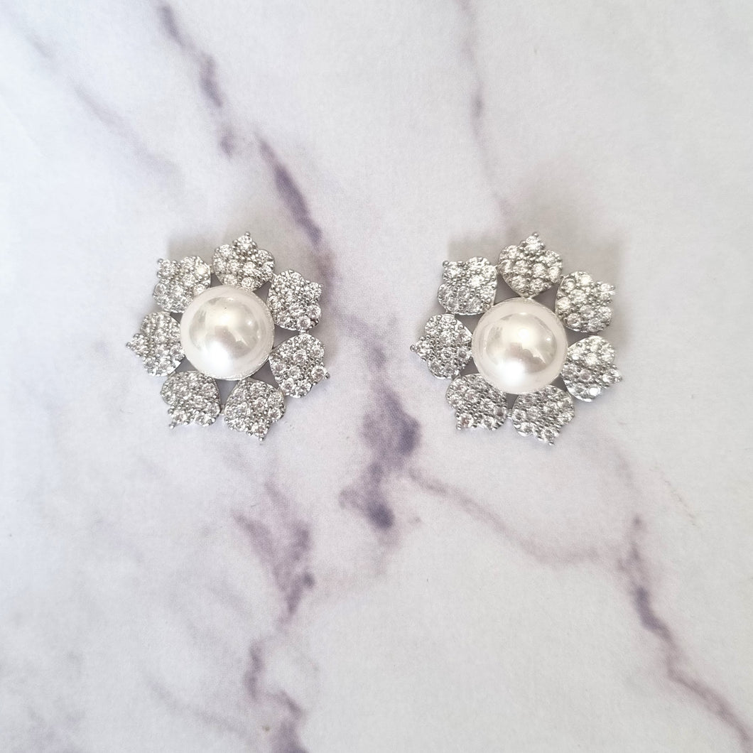 AP223 Aretes Plateados Flor con Perla