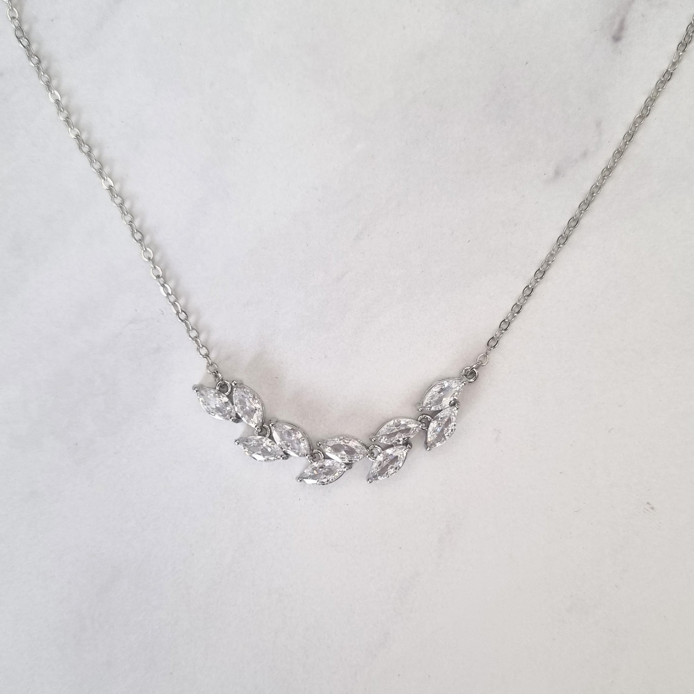 CP249 Collar Plateado con Hojas