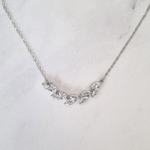 CP249 Collar Plateado con Hojas