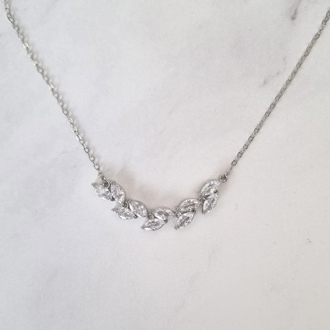 CP249 Collar Plateado con Hojas