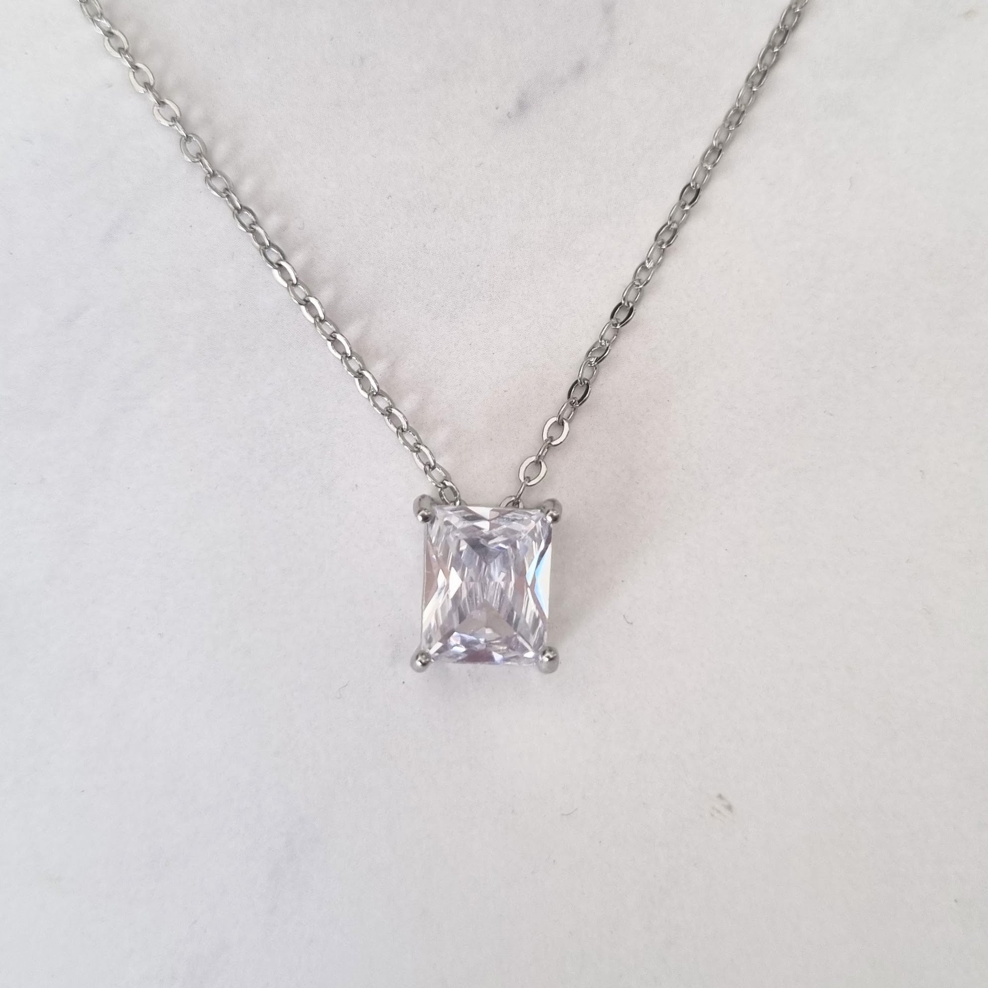 CP252 Collar Plateado Bagguette