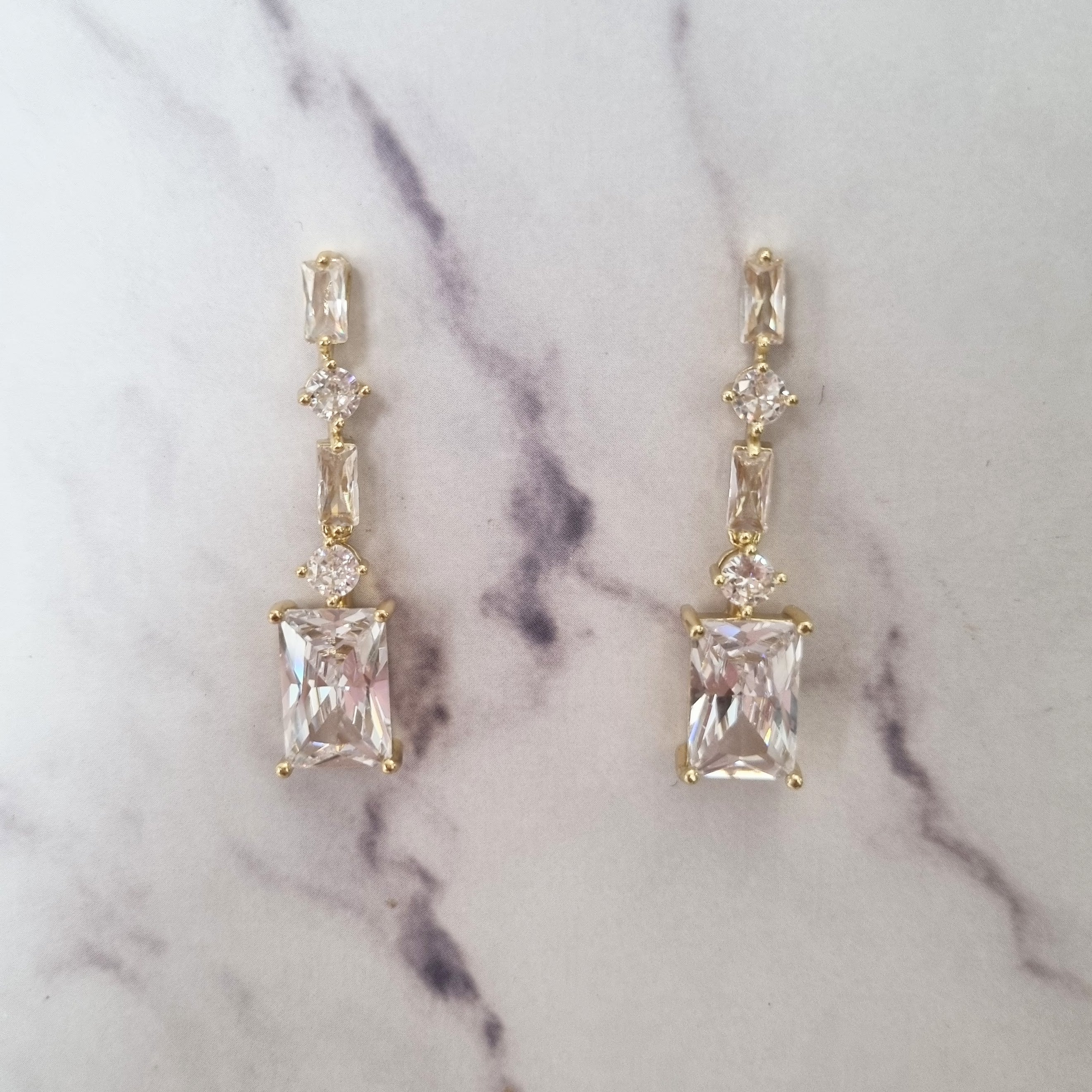 AD371 Aretes Dorados Largos Baguette