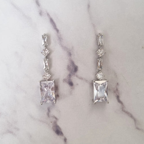 AP256 Aretes Plateados Bagguete Largo