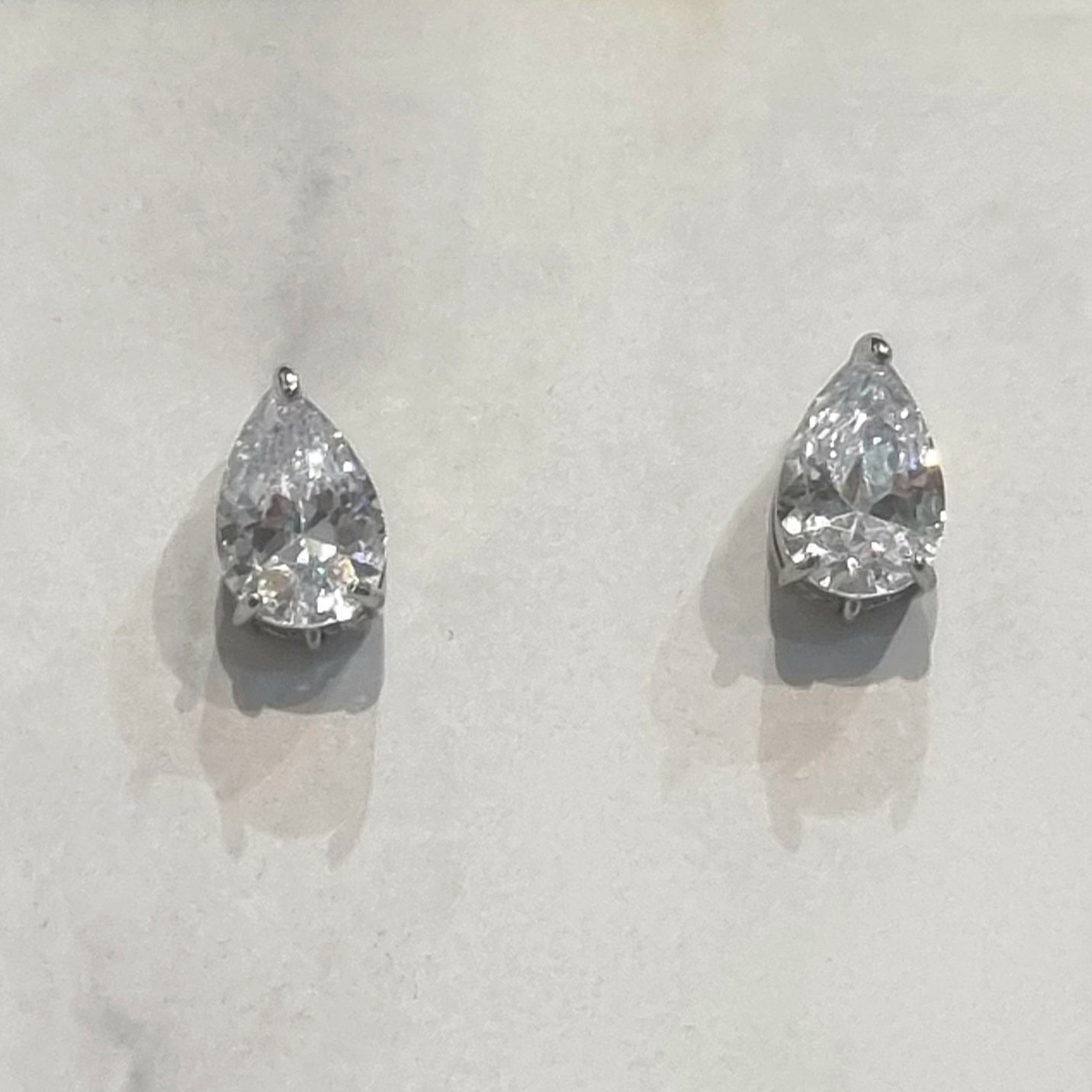 AP503 ARETES PLATEADOS SOLO GOTA