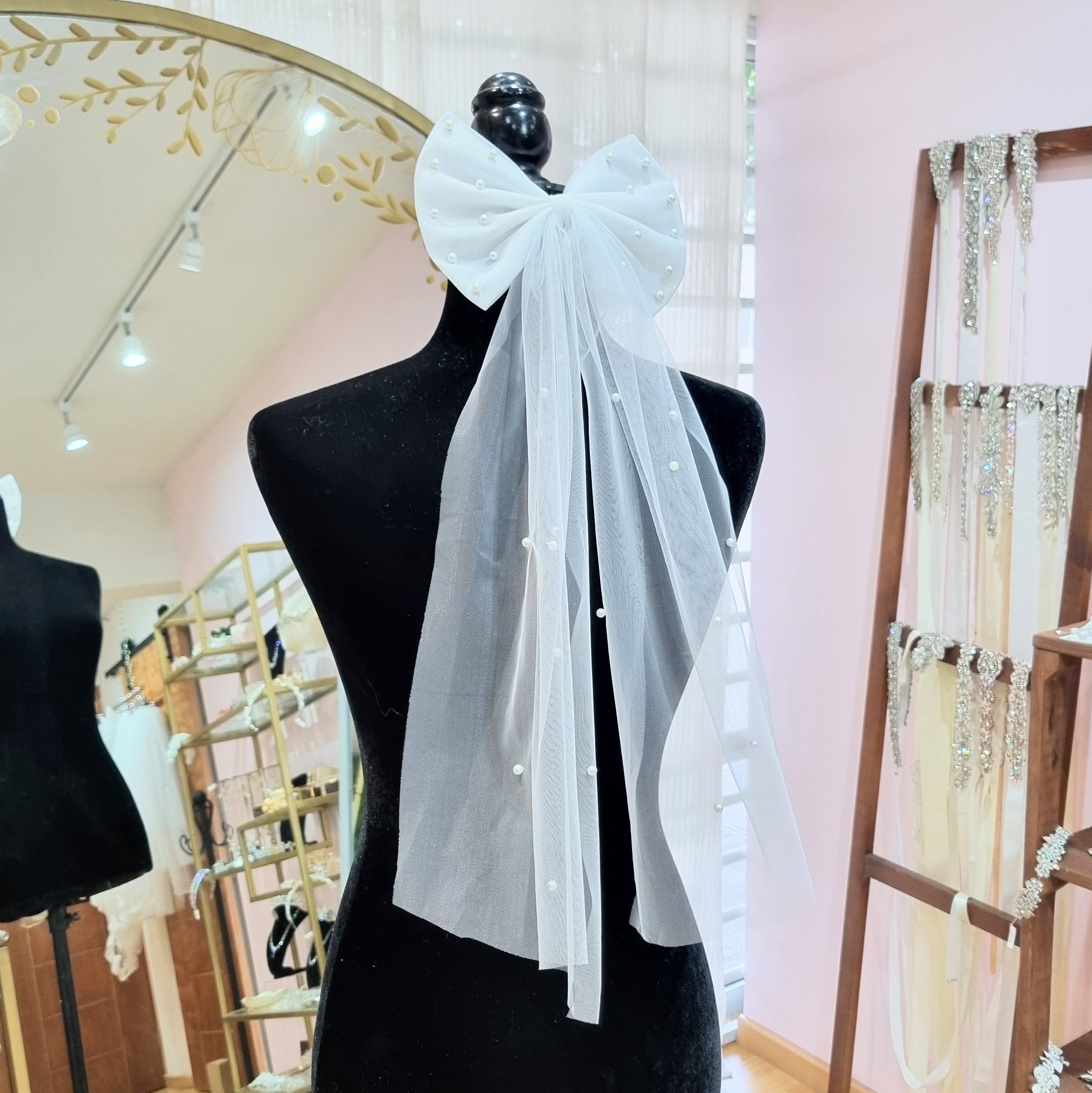 TAVIRA Velo corto ivory moño con perlas