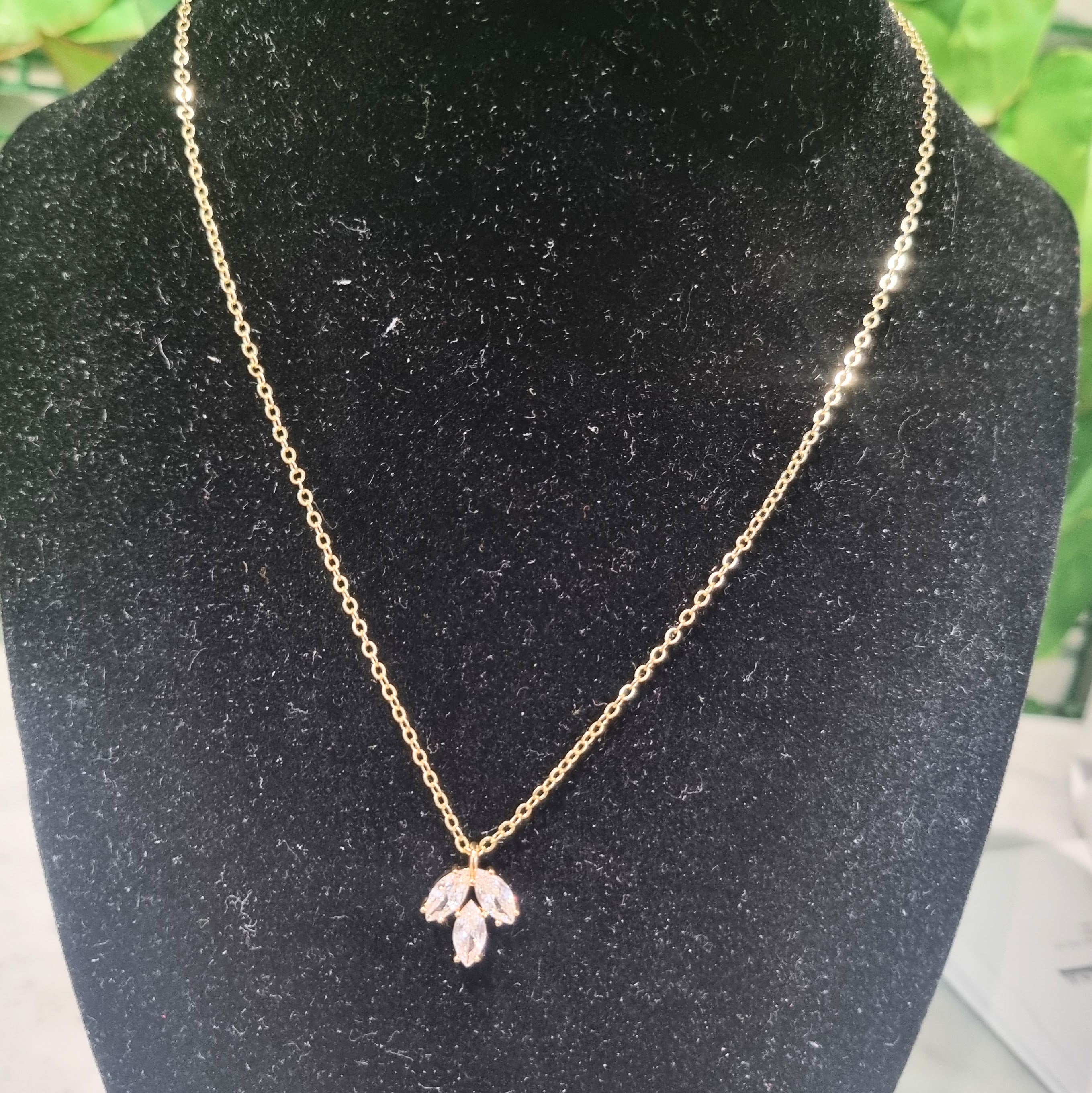 CD499 Collar Dorado 3 hojitas