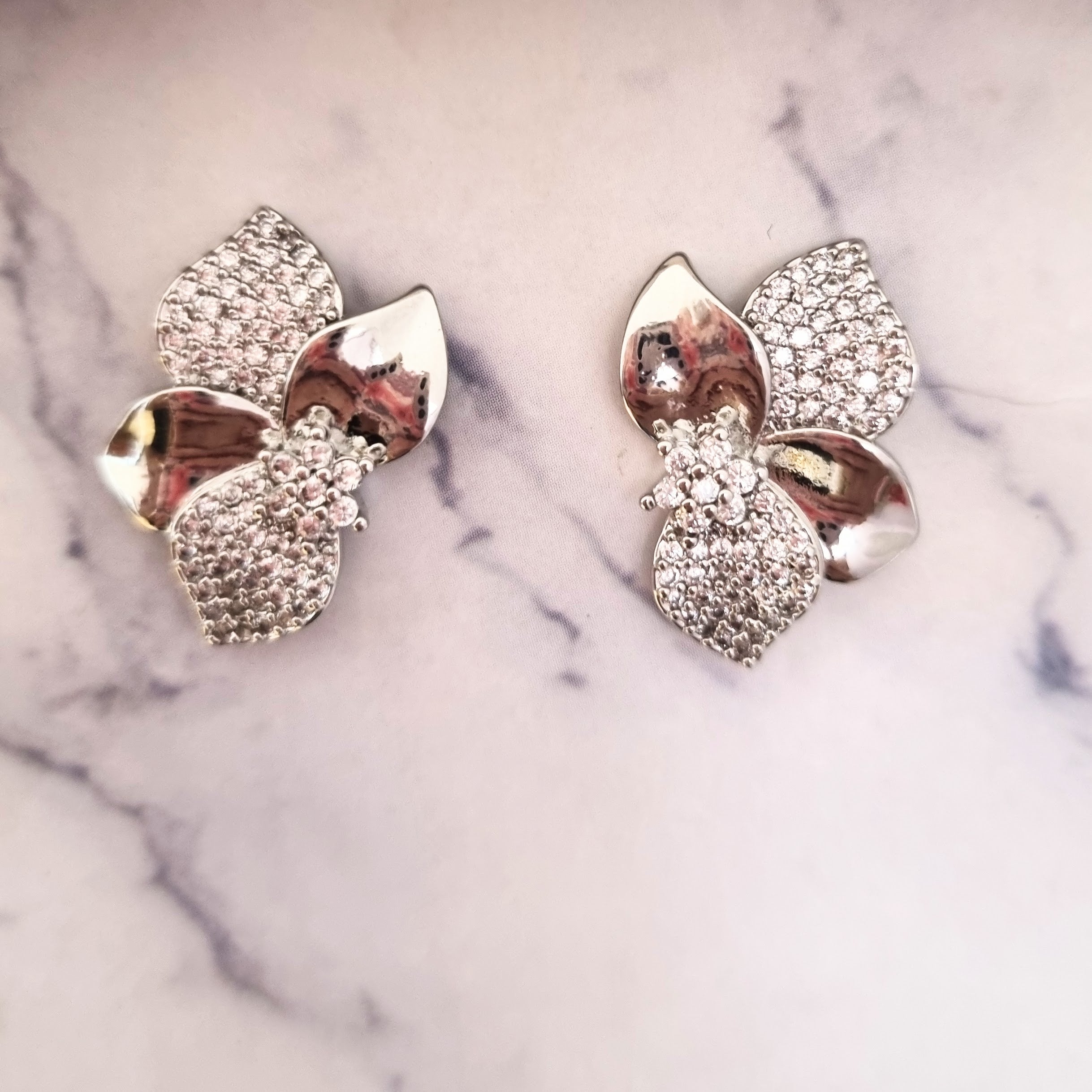 AP1006 ARETES PLATEADOS  FLOR
