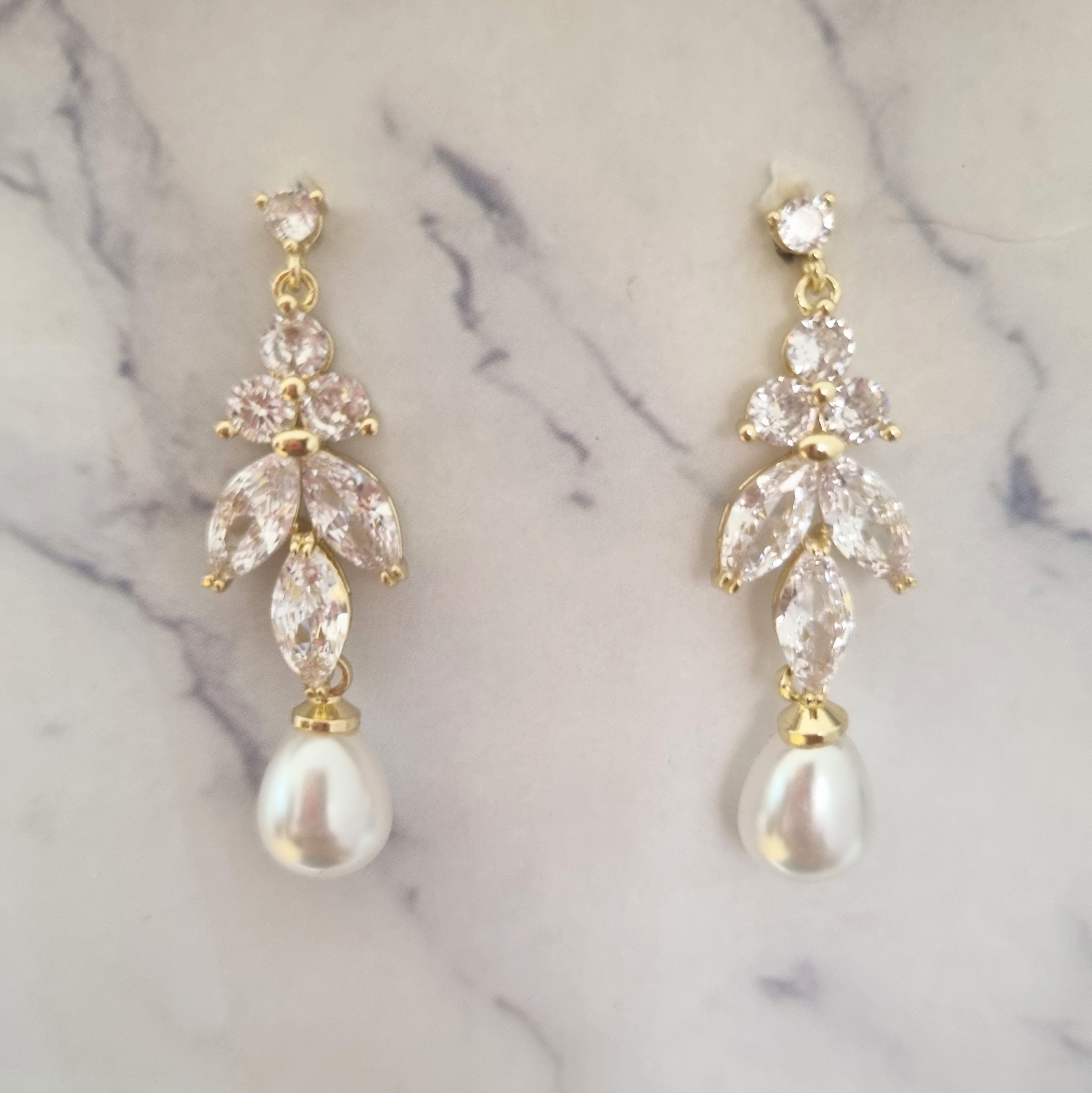 AD1007 Aretes Dorados largos perla