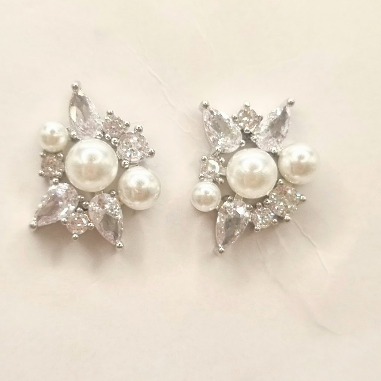 AP1002  ARETES PLATEADOS 3 PERLA