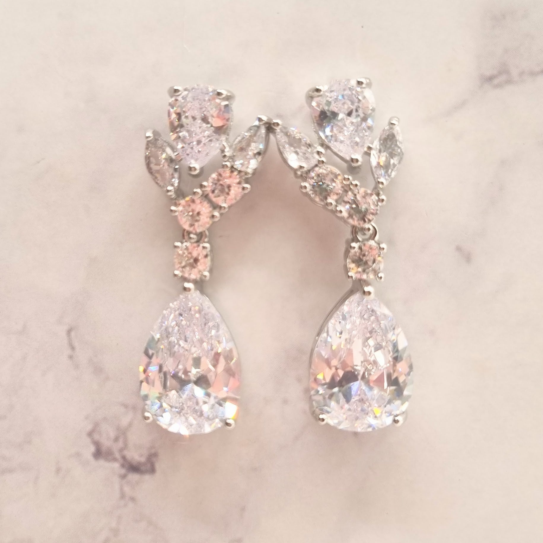 AP845  Aretes  Hoja Gota  Cristal