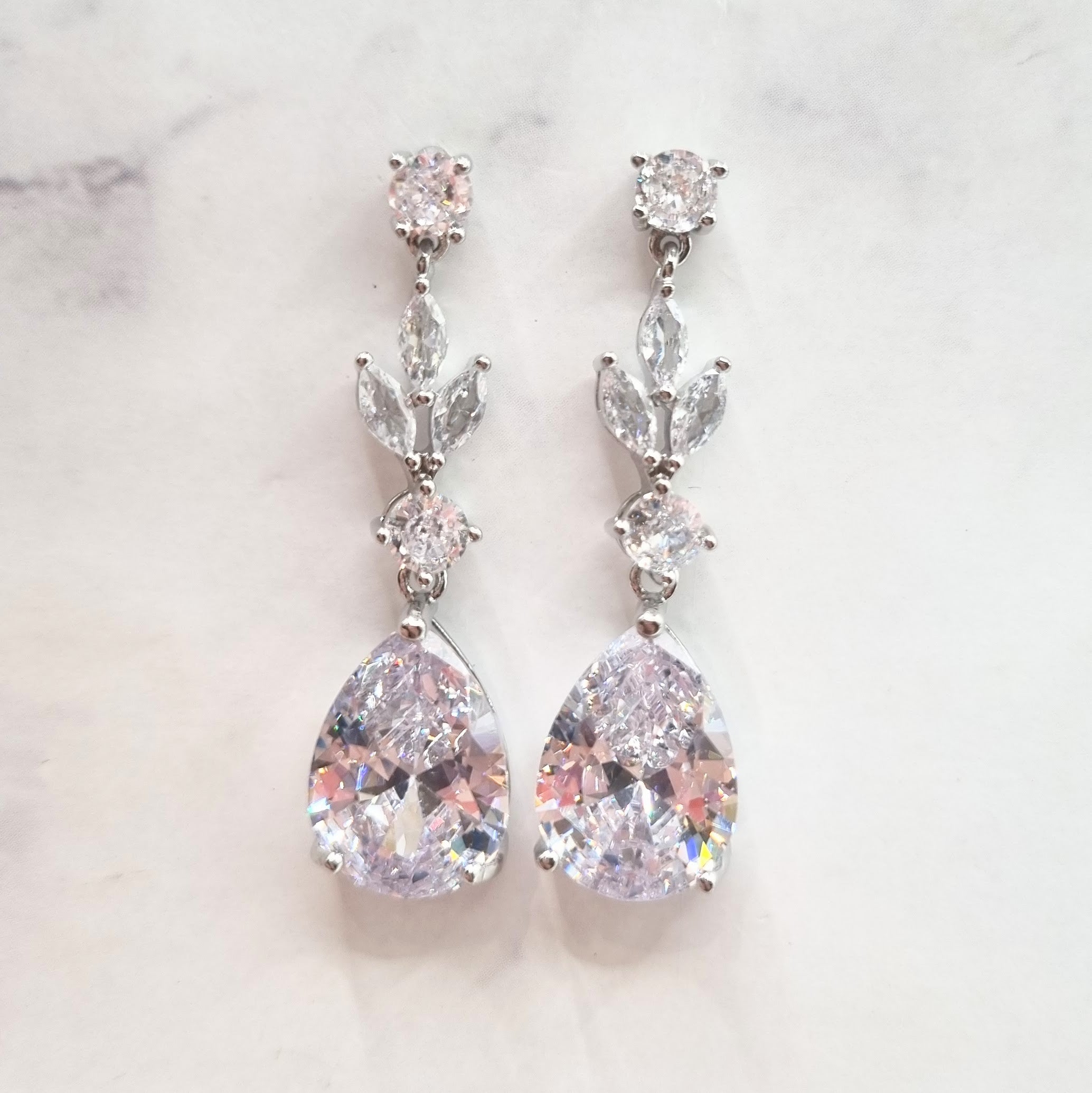AP905 Aretes Largos Hojitas