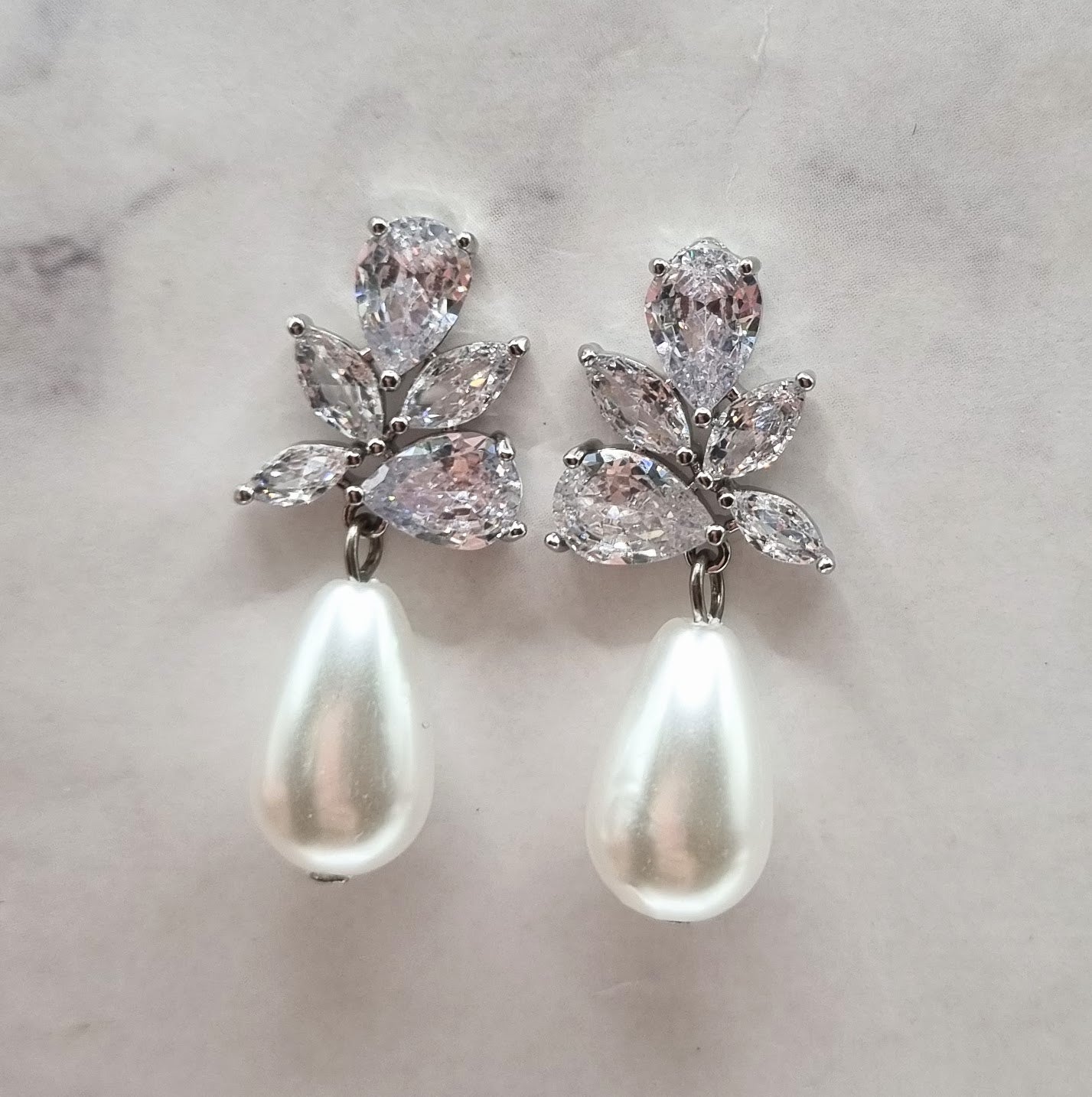 AP705 Aretes plateados ovalo perla