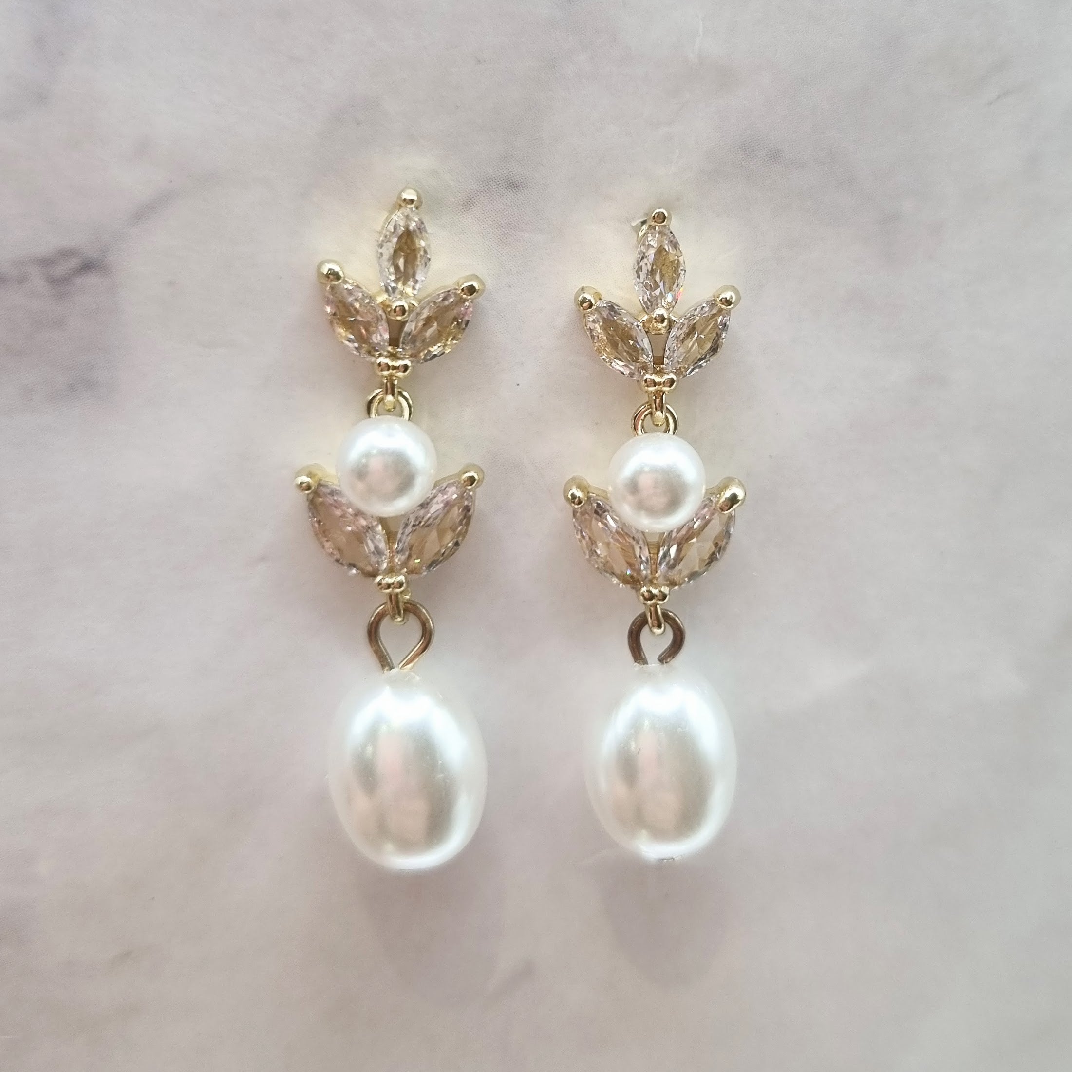 AD1001  ARETES DORADOS HOJAS PERLITA