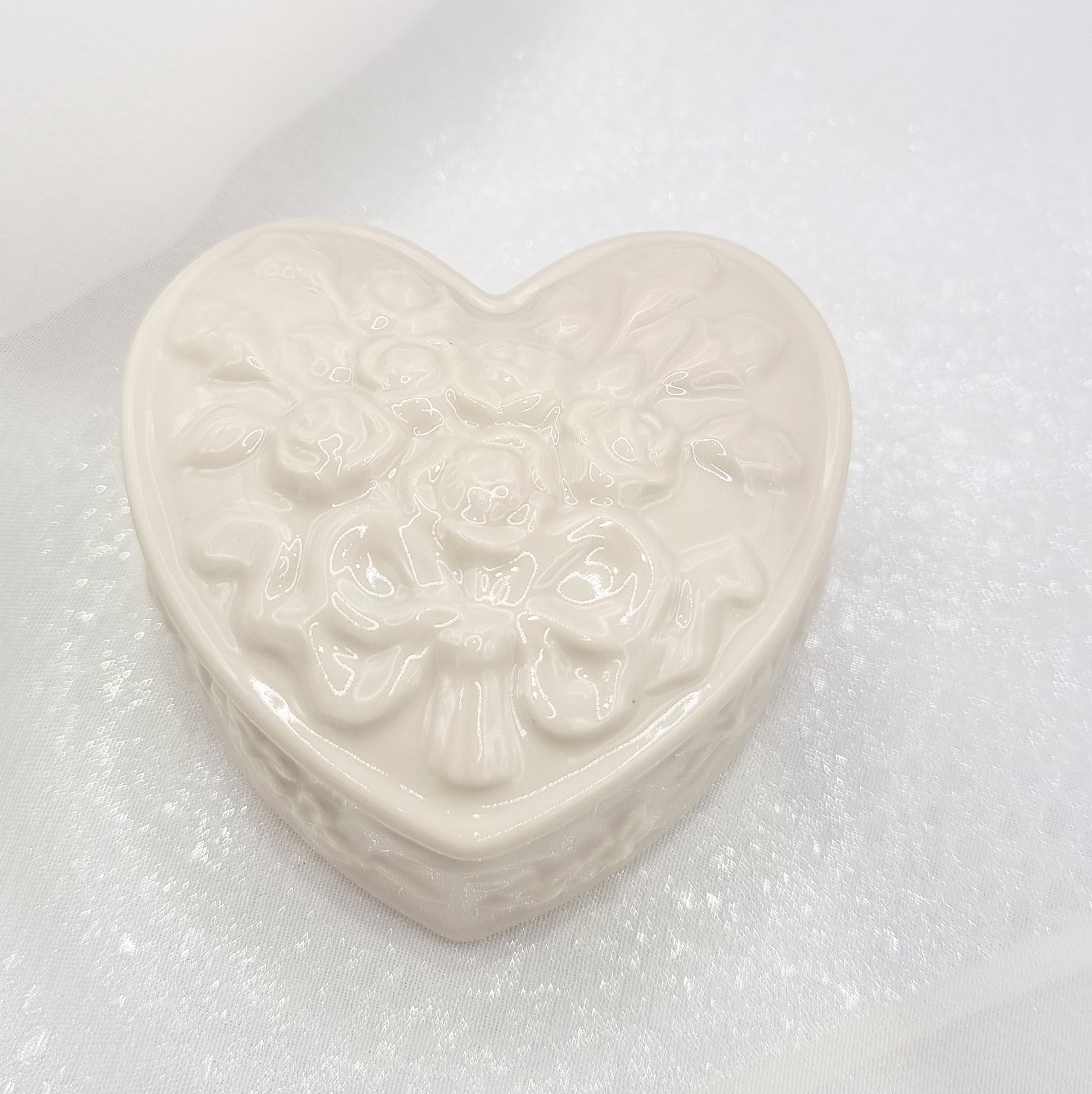 ARR603 Cofre mini corazón blanco