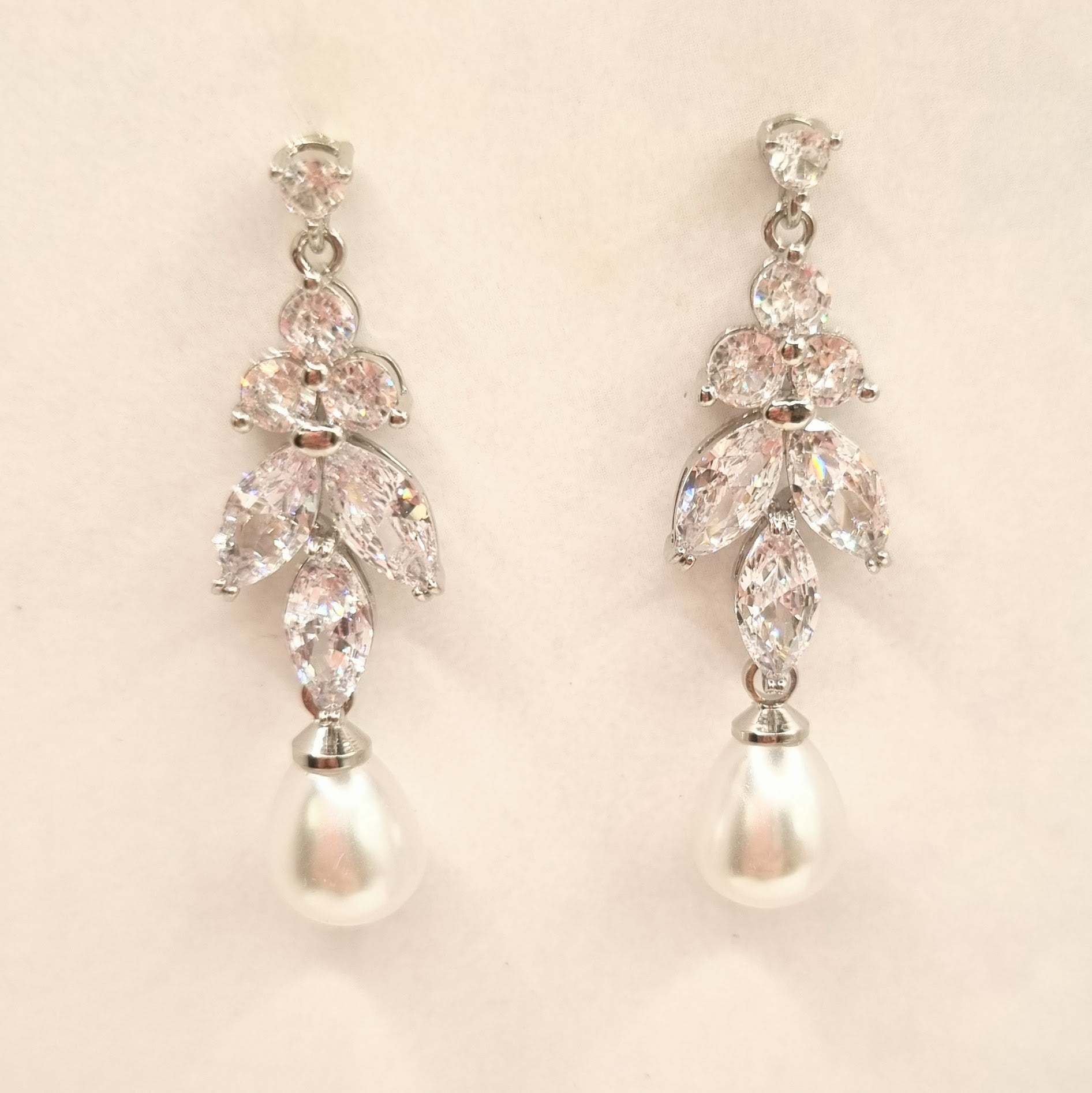AR671  Aretes plateados  largos perla