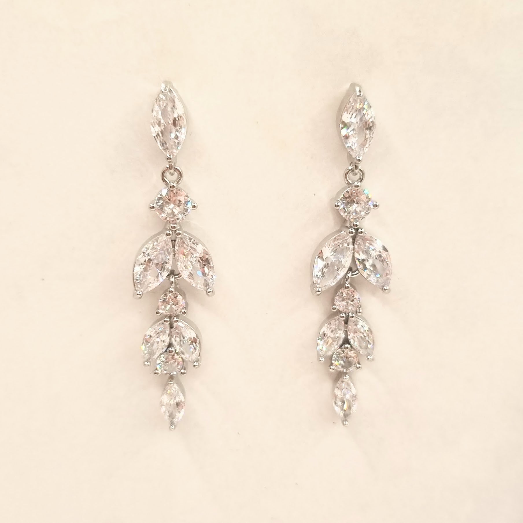 AR672  Aretes plateados  largos HOJA