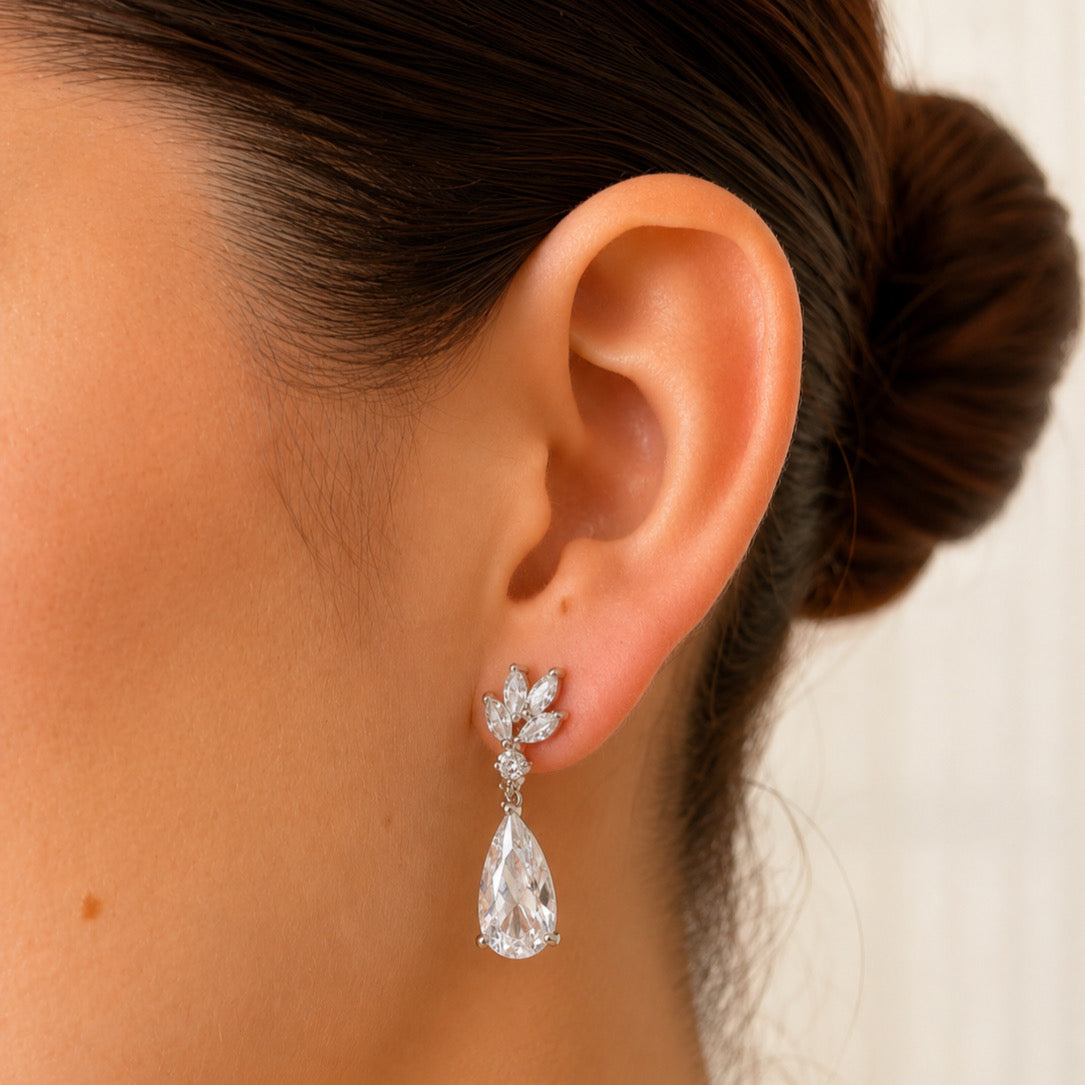 AP981 ARETES PLATEADOS 4 HOJITAS Y GOTA LARGA