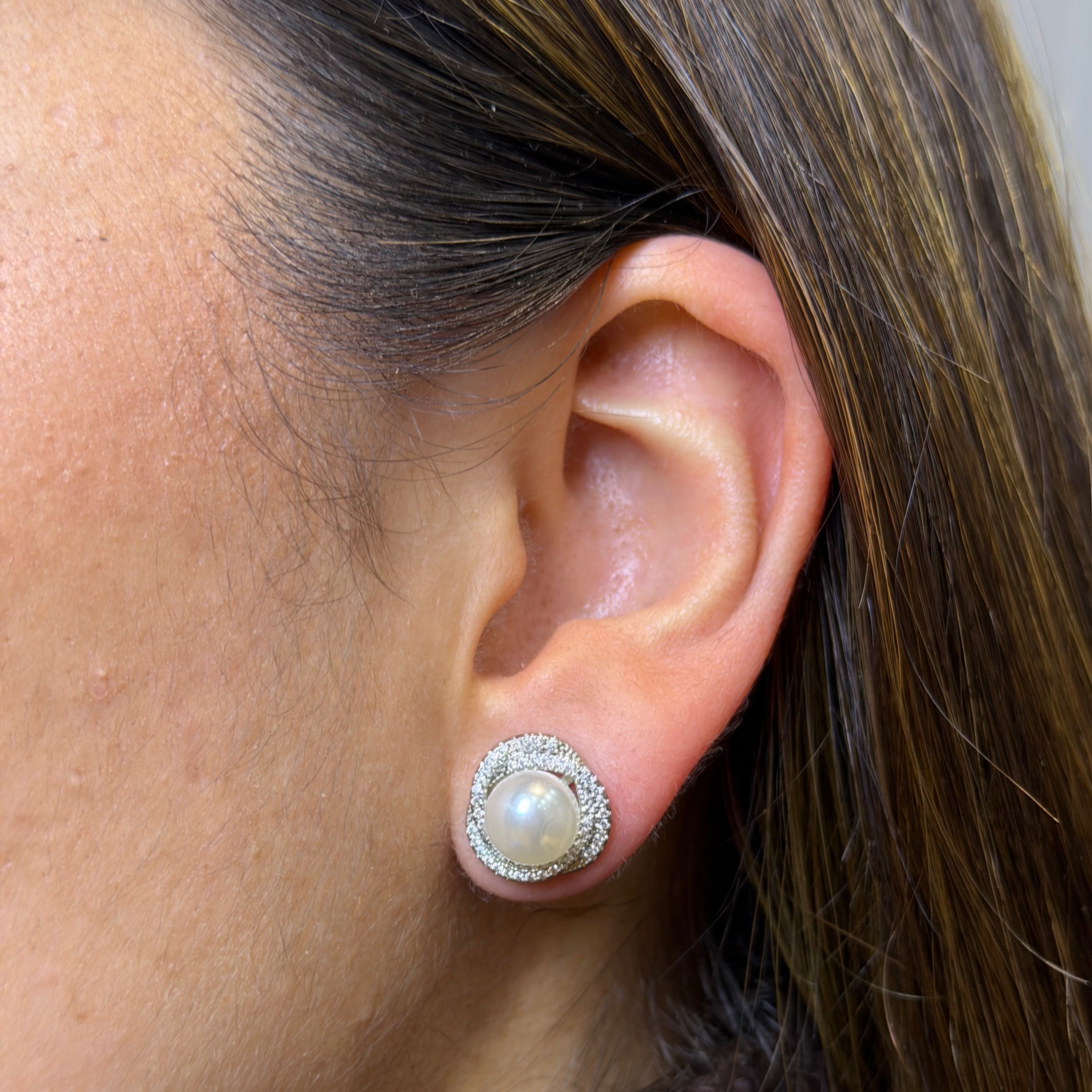 AP975  Aretes Plateados Perla al Centro