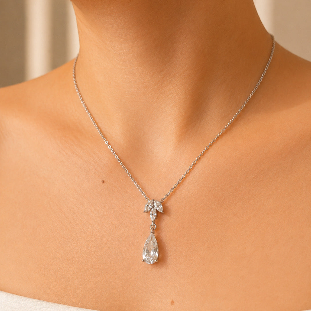 CP982 COLLAR PLATEADO 3 HOJITAS Y GOTA LARGA