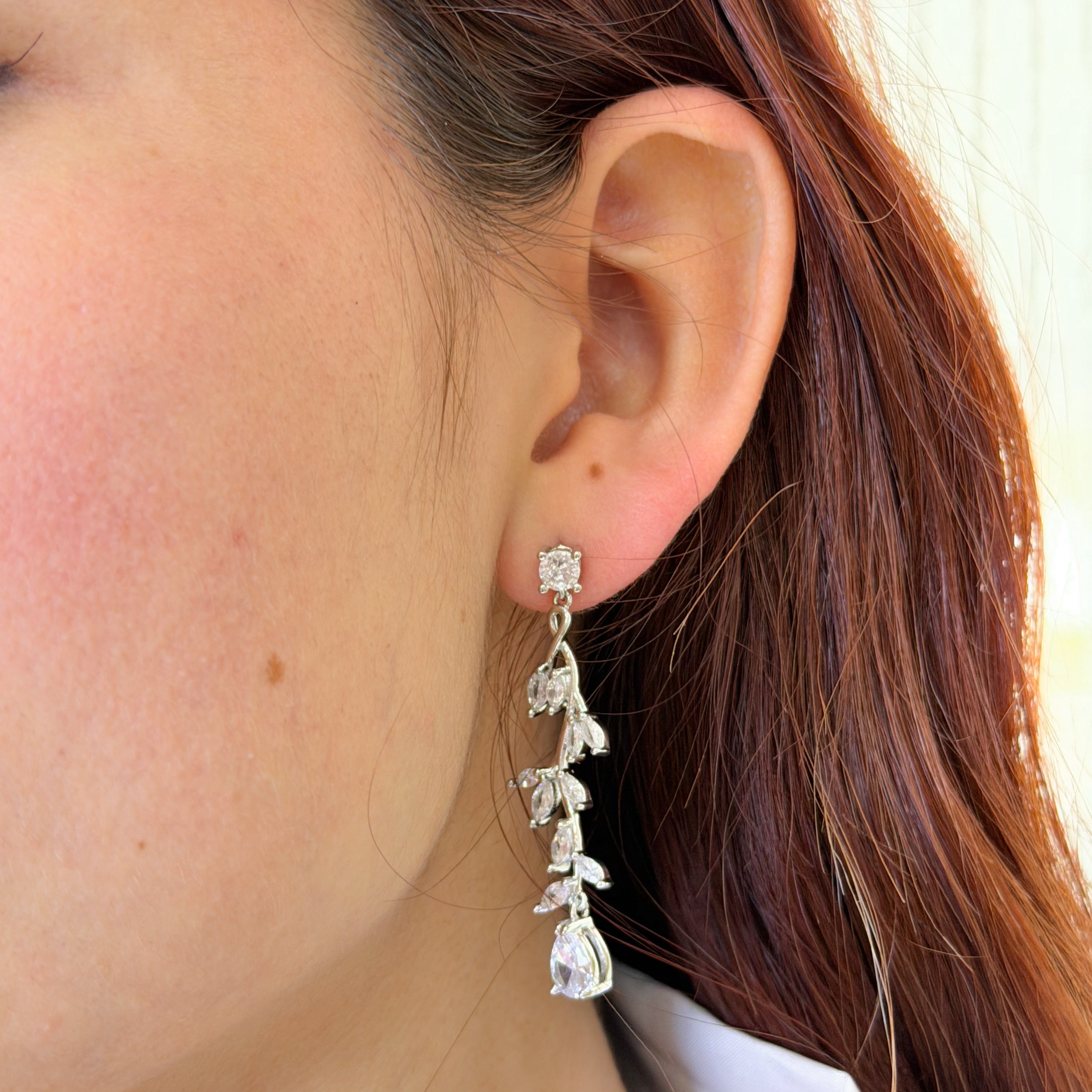 AP127 ARETES PLATEADOS LARGOS HOJITAS Y GOTA PEQUEÑA