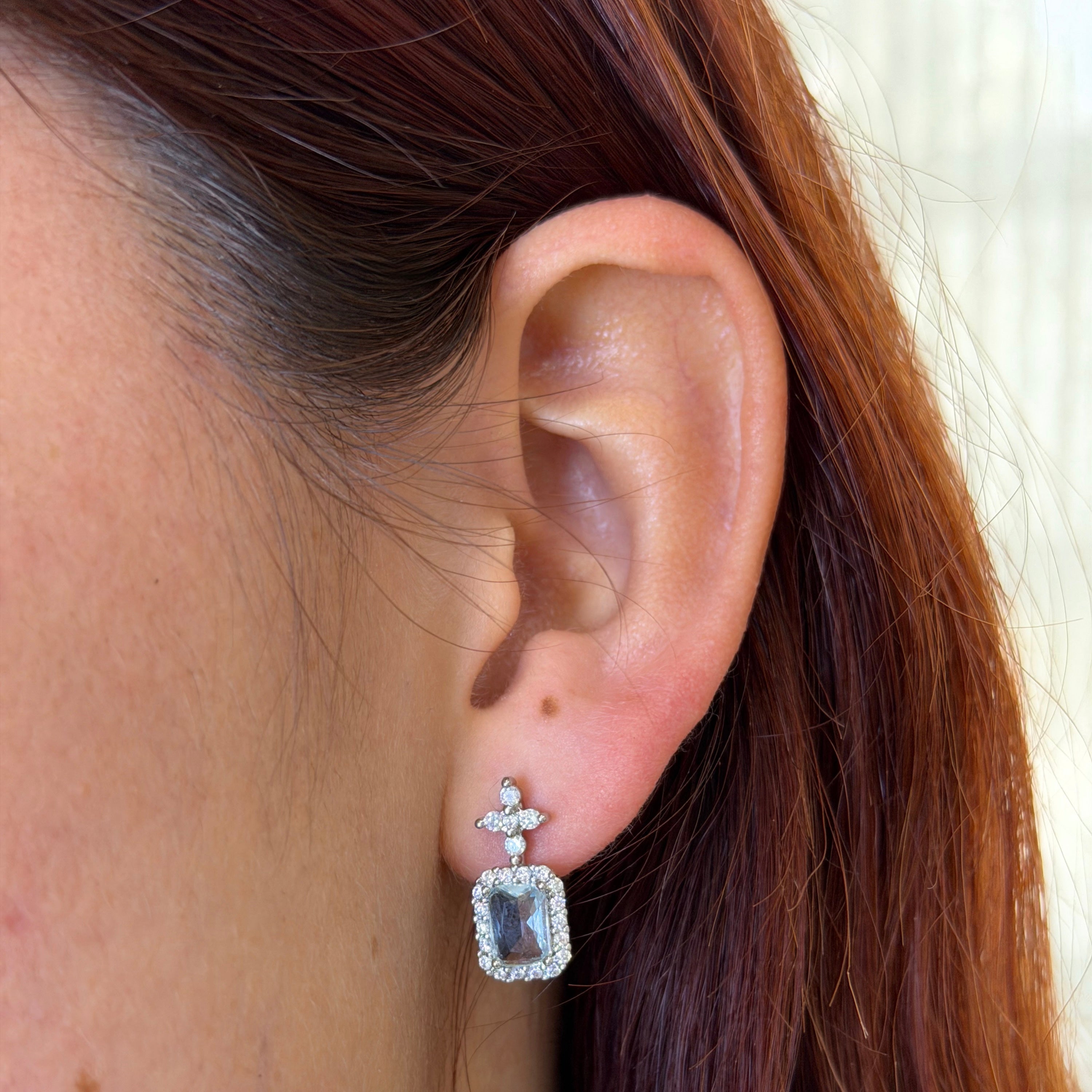 AP991 Aretes Plateados Cuadro Celeste Y Cruz Mini