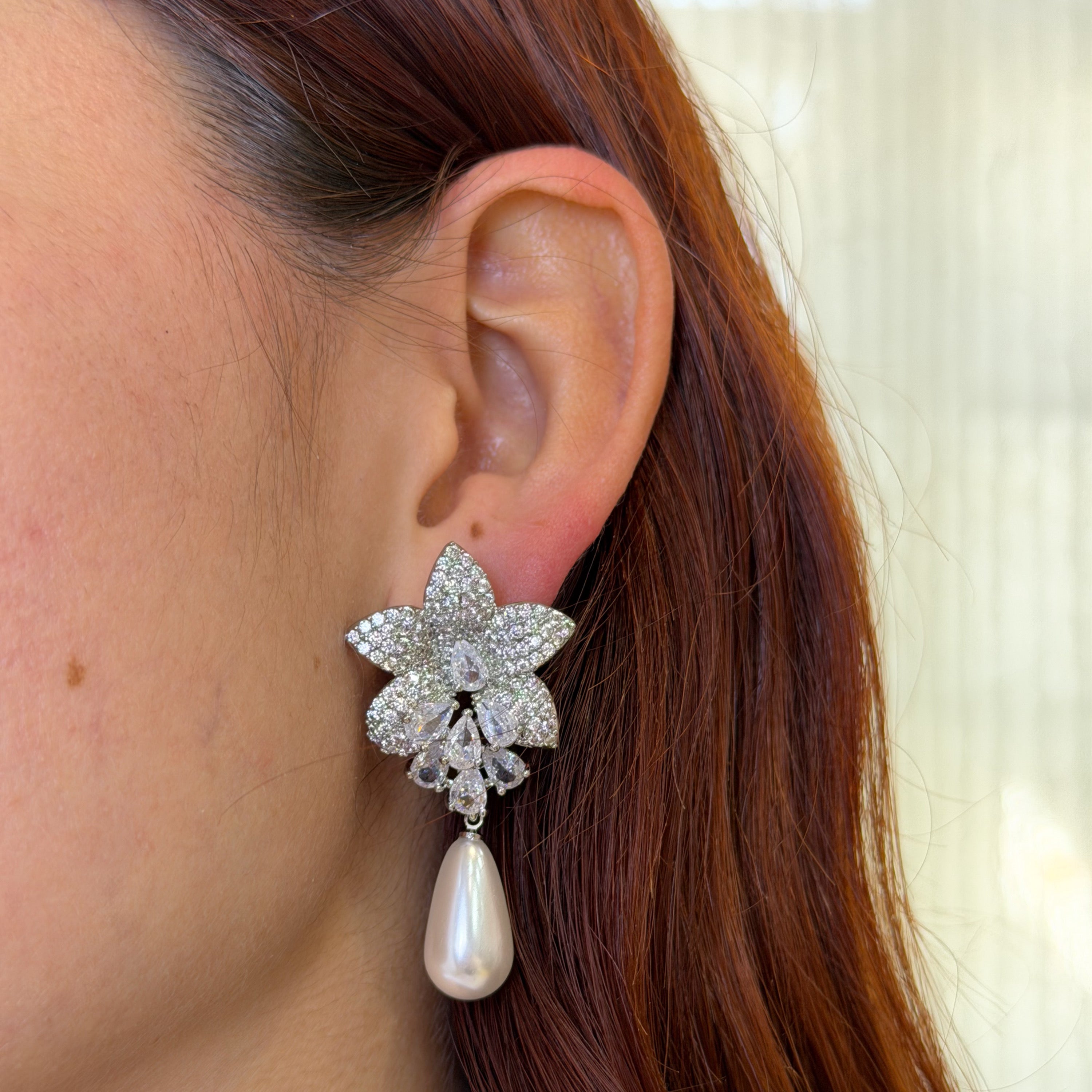 AP982 ARETES PLATEADOS FLOR MARQ Y PERLA
