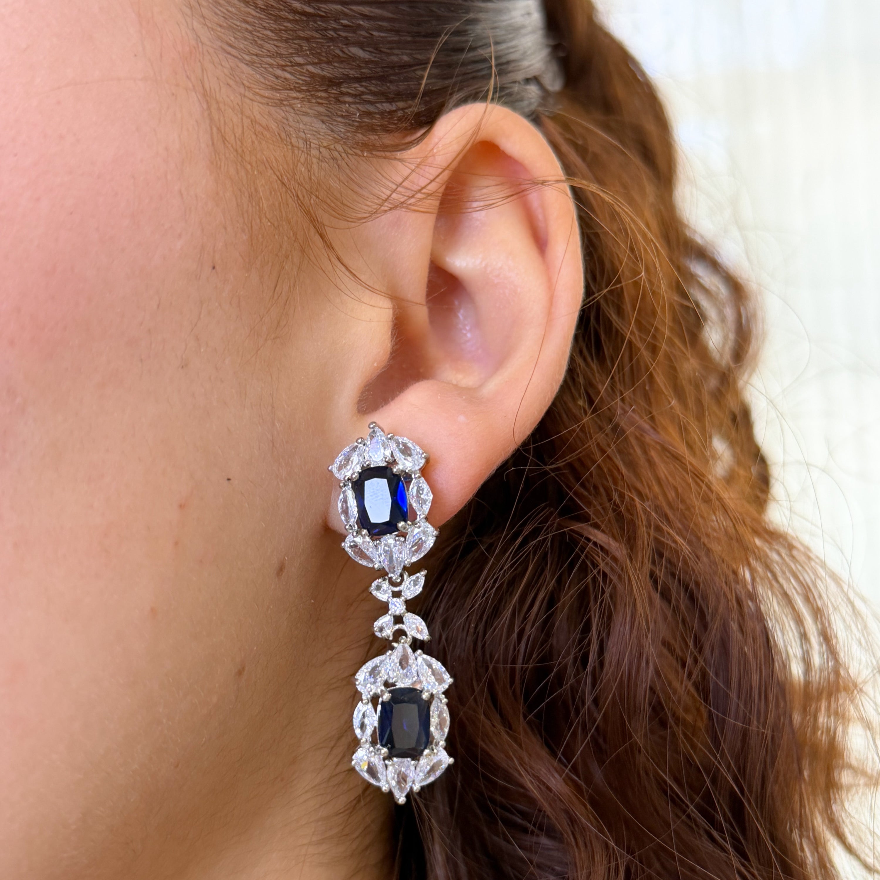 AP987 ARETES LARGOS 2 CUADROS AZULES CON MARCO