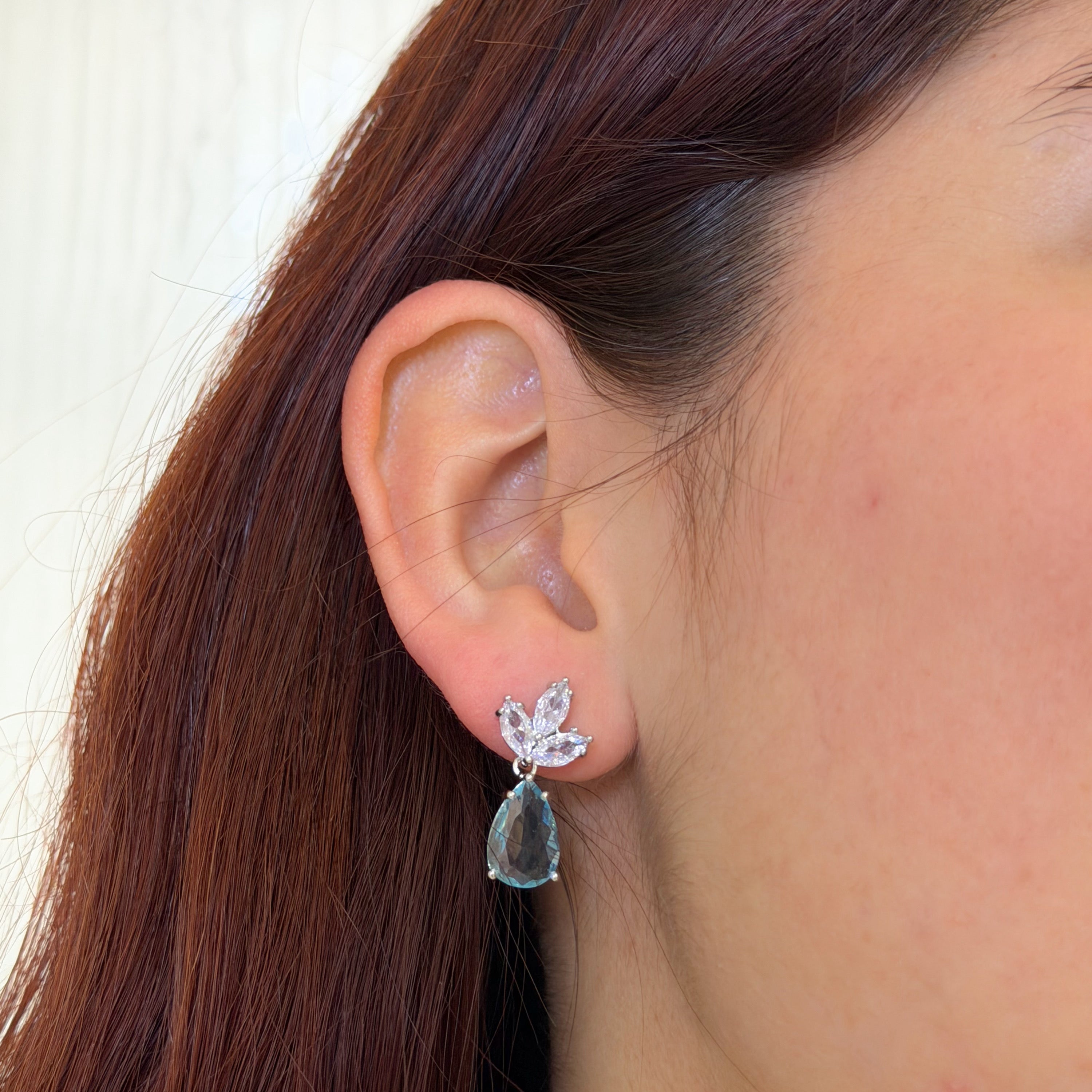 AP983 ARETES PLATEADOS 3 HOJITAS CON GOTA CELESTE