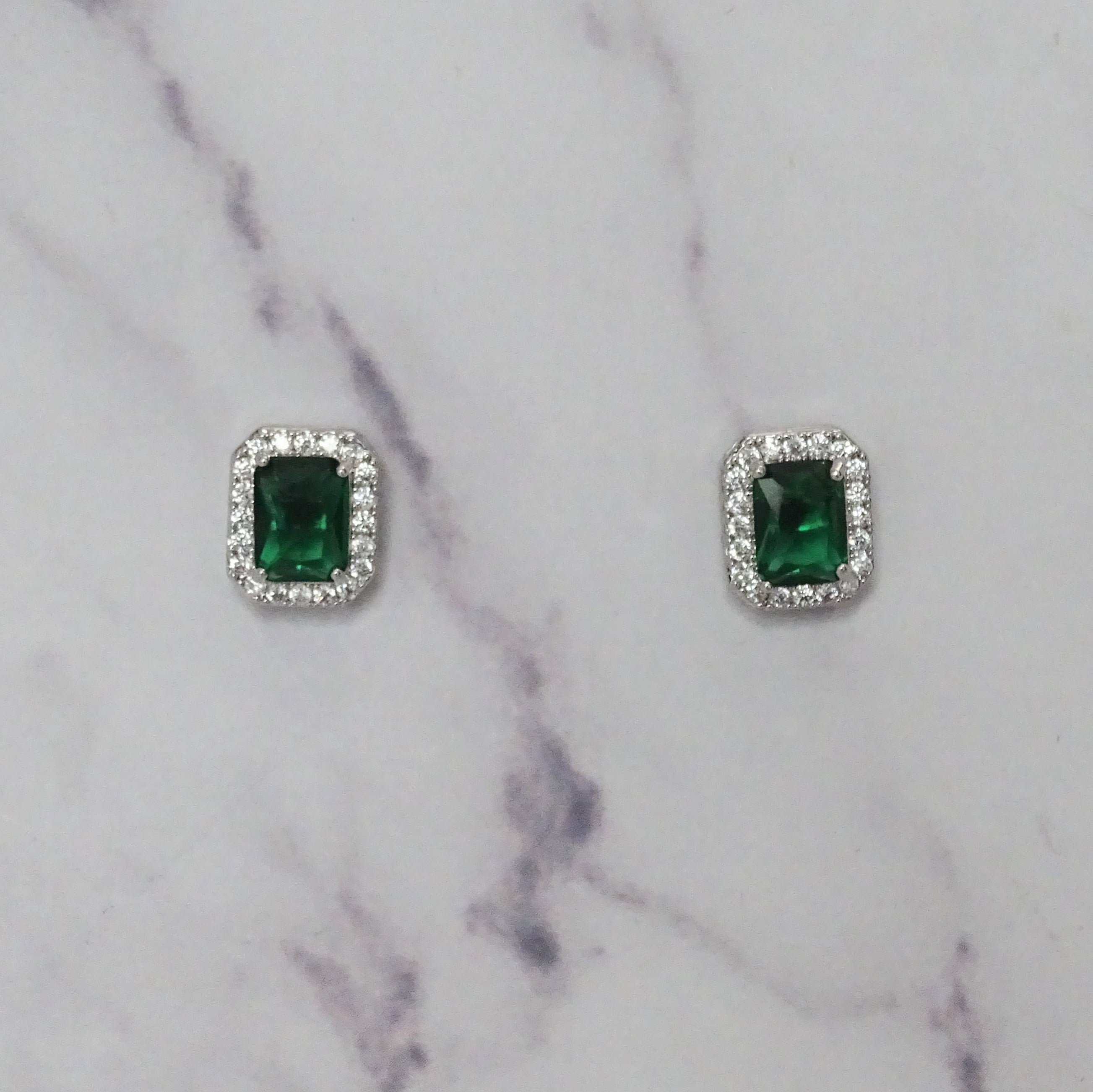 AP326 Aretes Plateados Baguette Verde