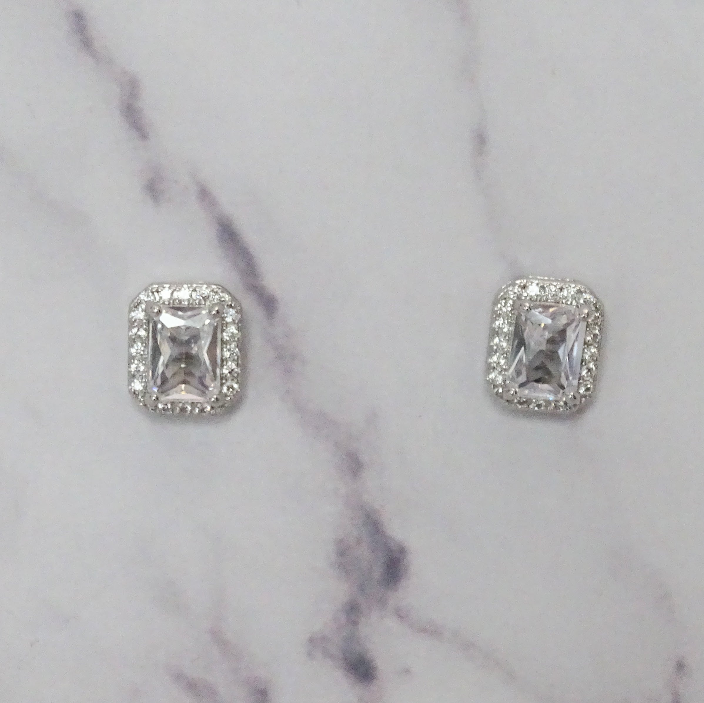 AP338 Aretes Plateados Baguette Transparente