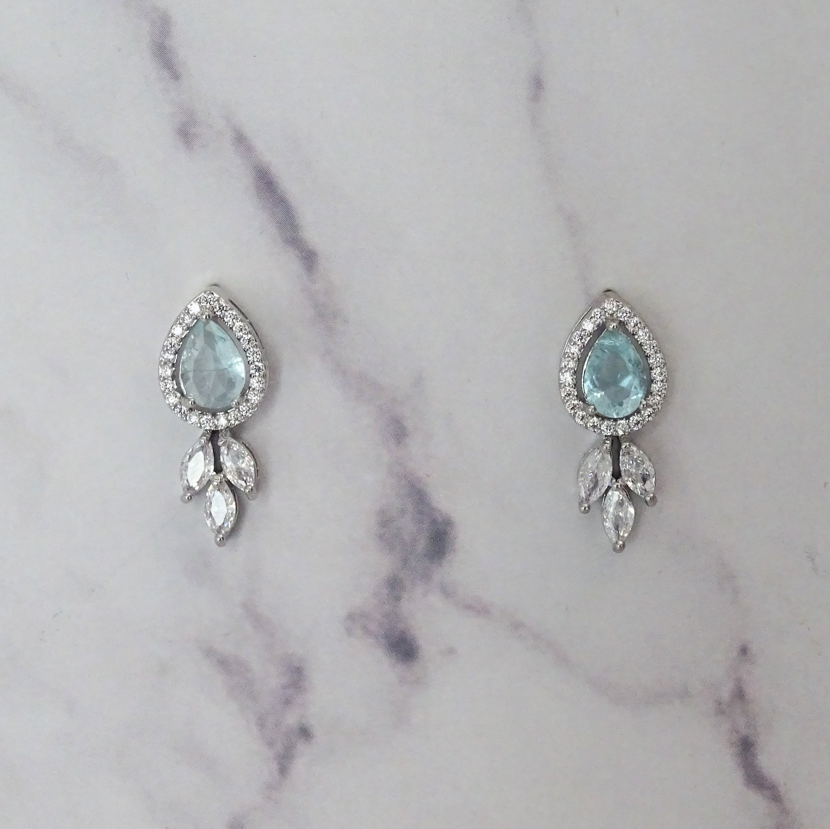 AP357 Aretes Plateados Hojas y Gota Celeste
