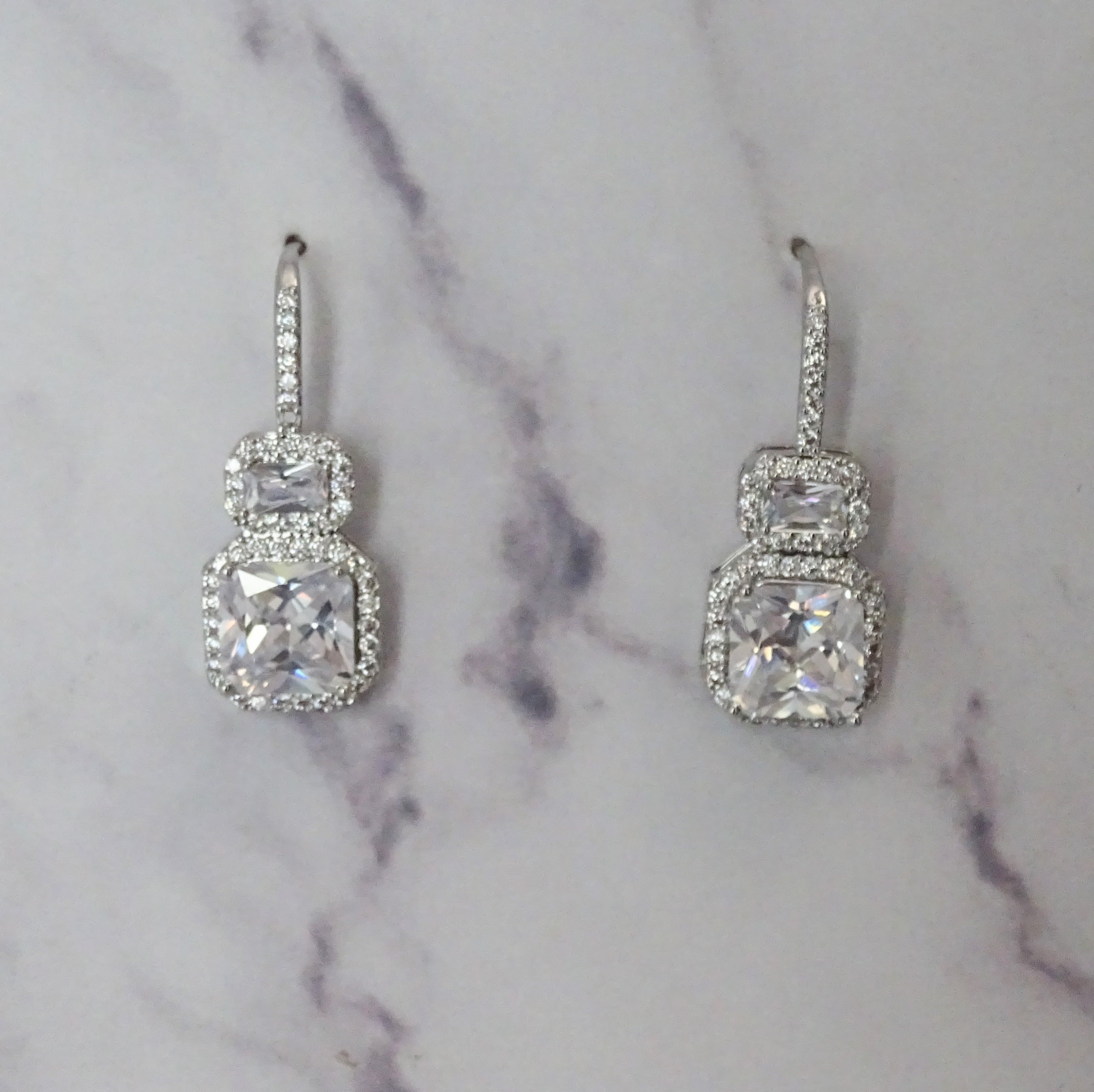 AP346 Aretes Plateados Gancho Transparente Cuadro