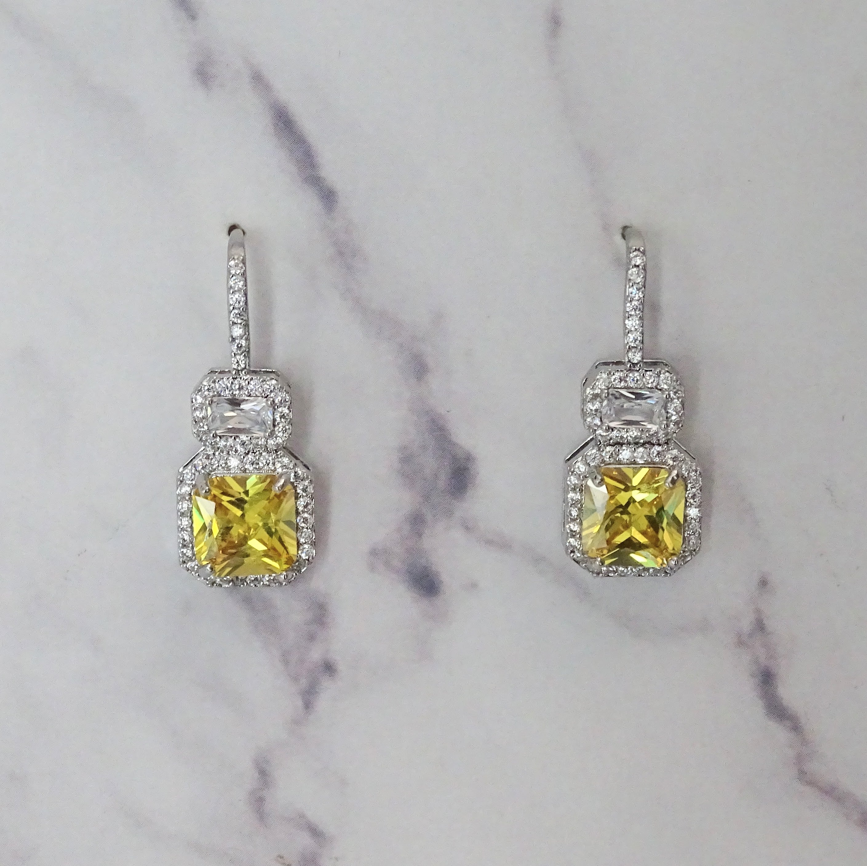 AP345 Aretes Plateados Gancho Amarillo Cuadro