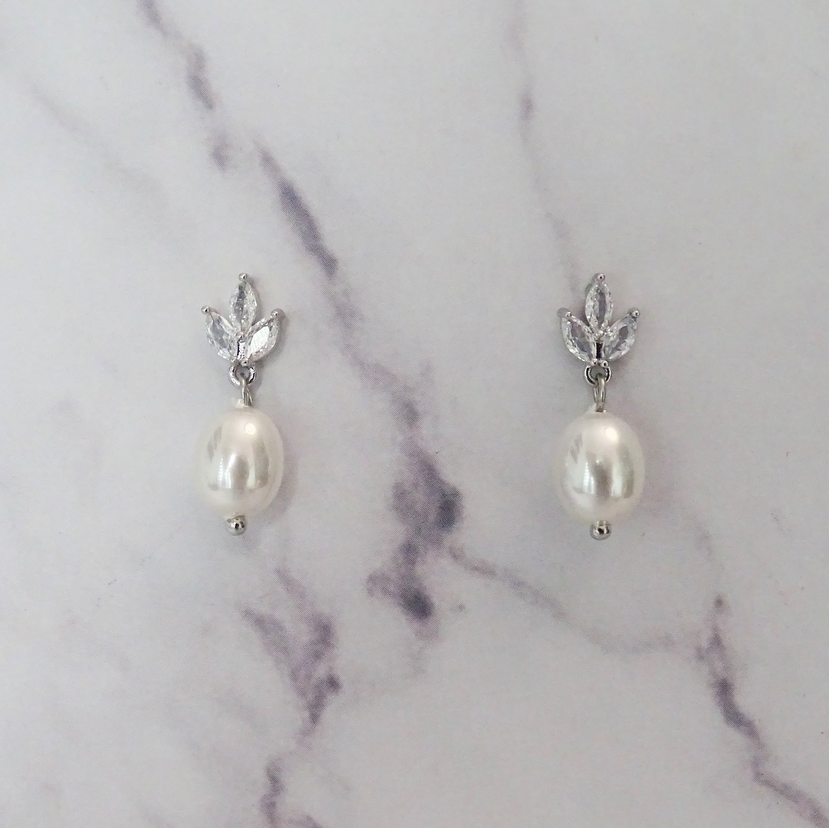 AP356 Aretes Plateados 3 Hojas y Perla