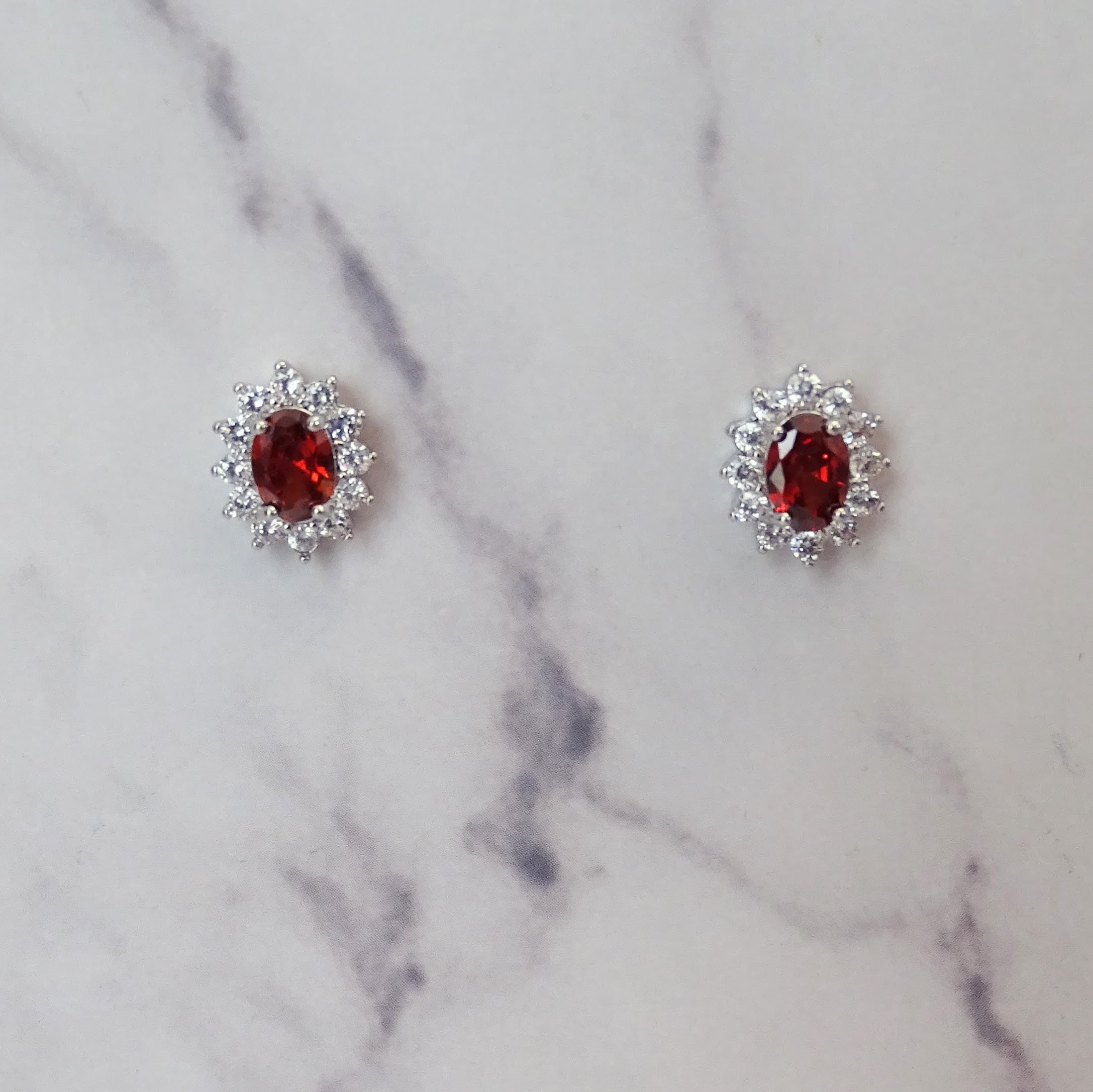 AP766 Aretes Plateados con Rojo Lady Di