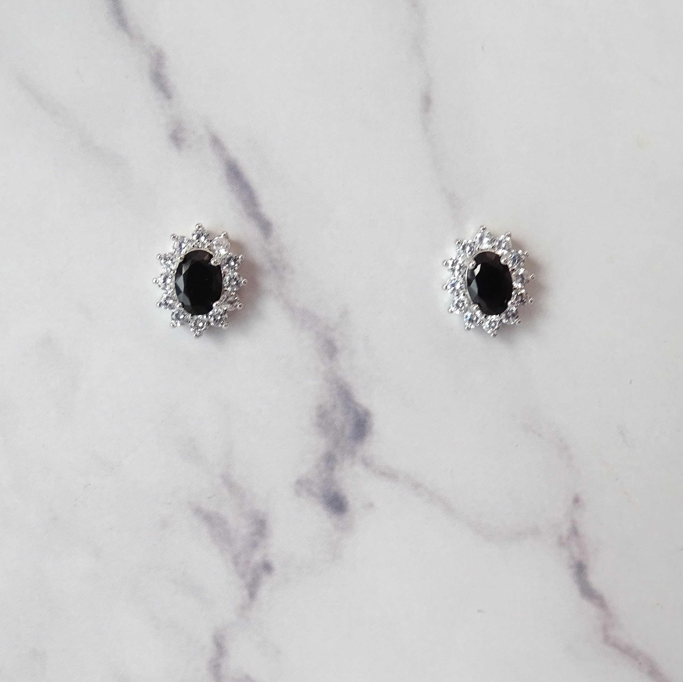 AP389 Aretes Plateados Lady Di Negro