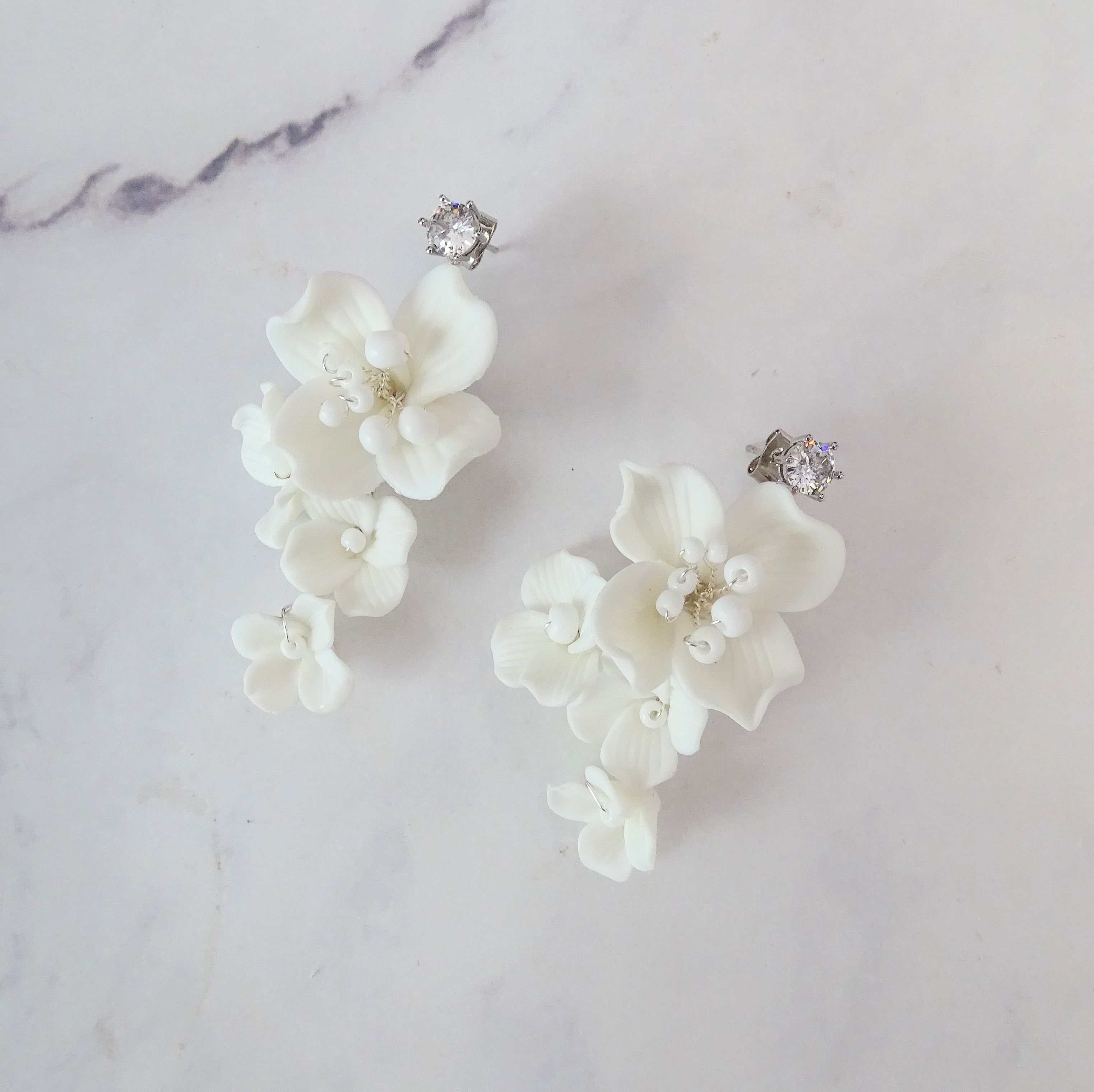 AP391 ARETES PLATEADOS CON FLOR PASTA