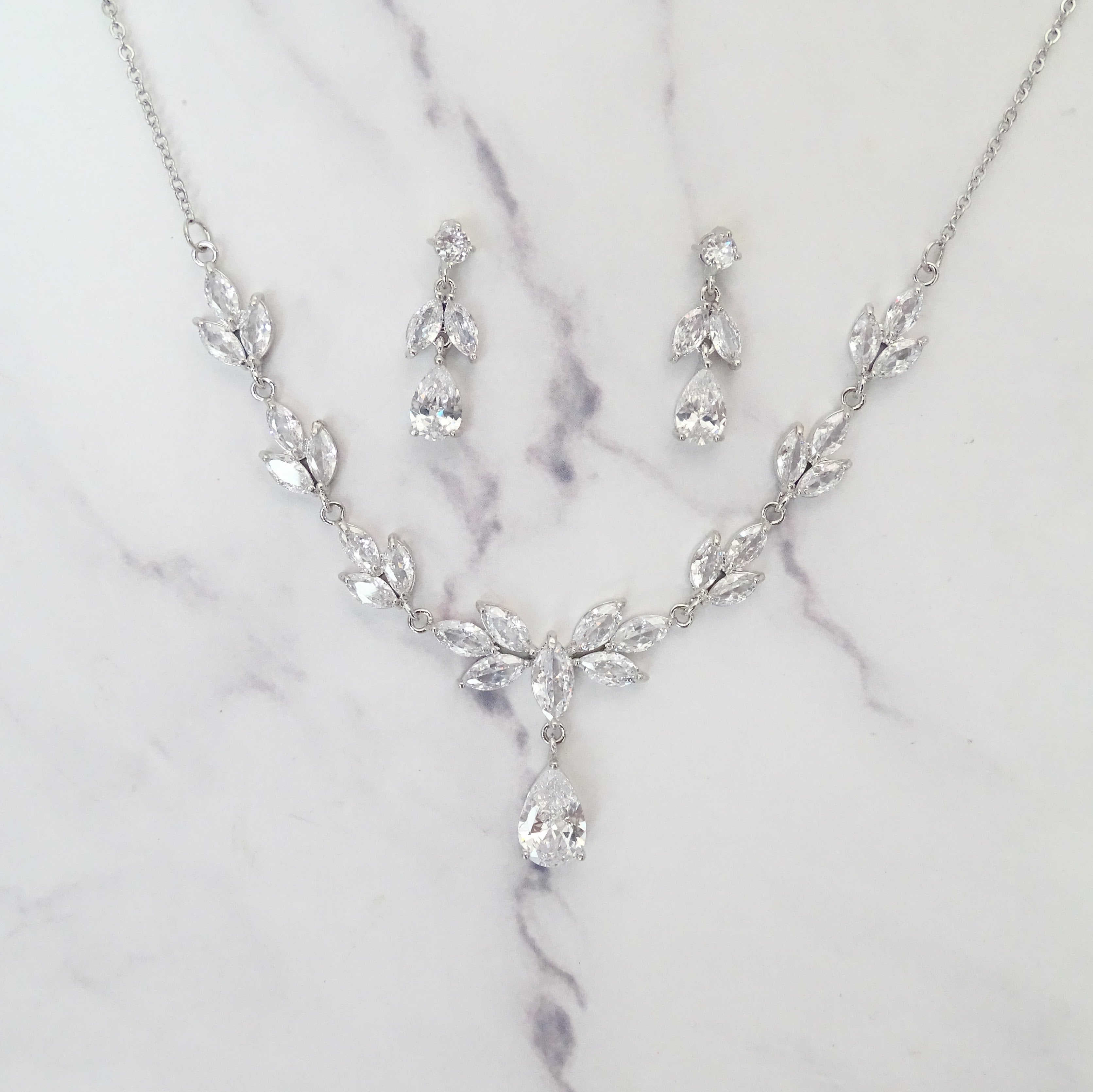 SP395 Juego Plateado Gota con Cadena